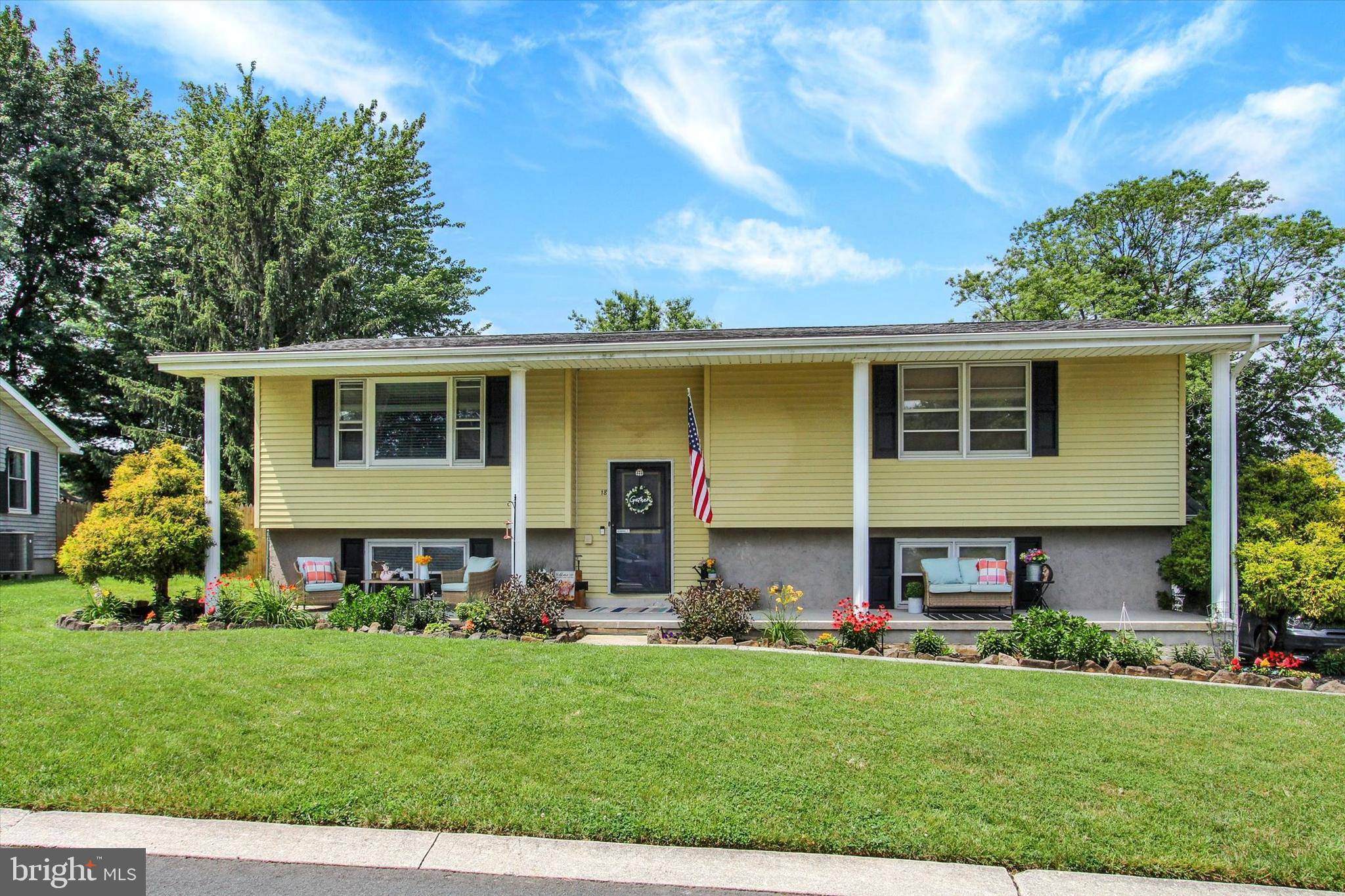 New Oxford, PA 17350,18 PINE LN