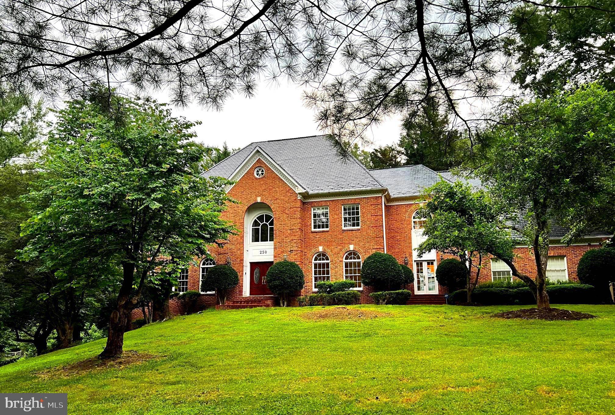 Great Falls, VA 22066,250 GOLDEN WOODS CT