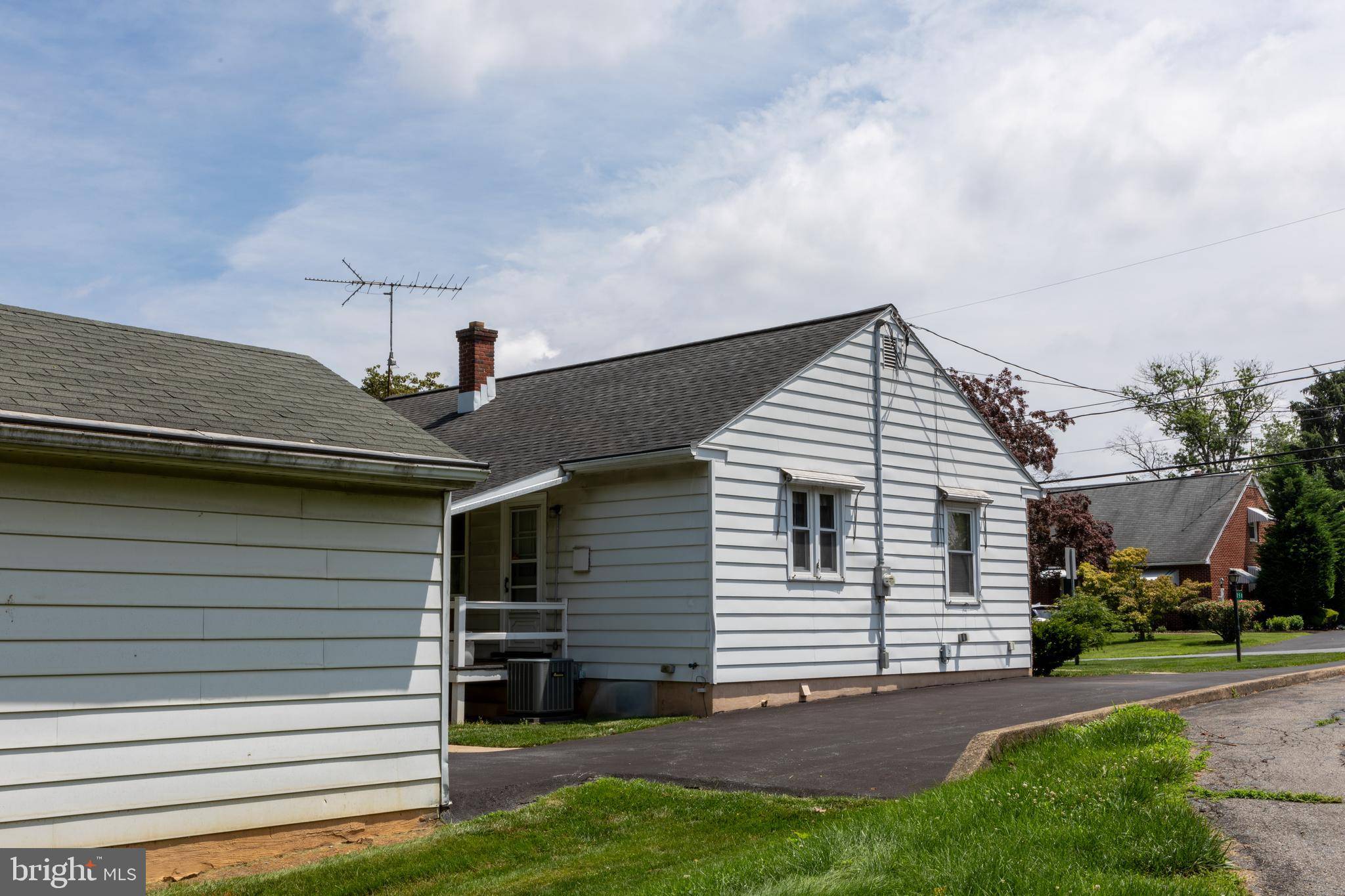 Lancaster, PA 17603,258 REDWOOD DR