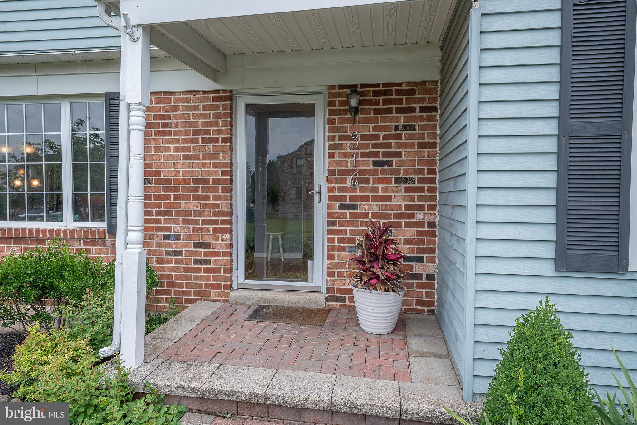 Havertown, PA 19083,316 GREENBRIAR LN