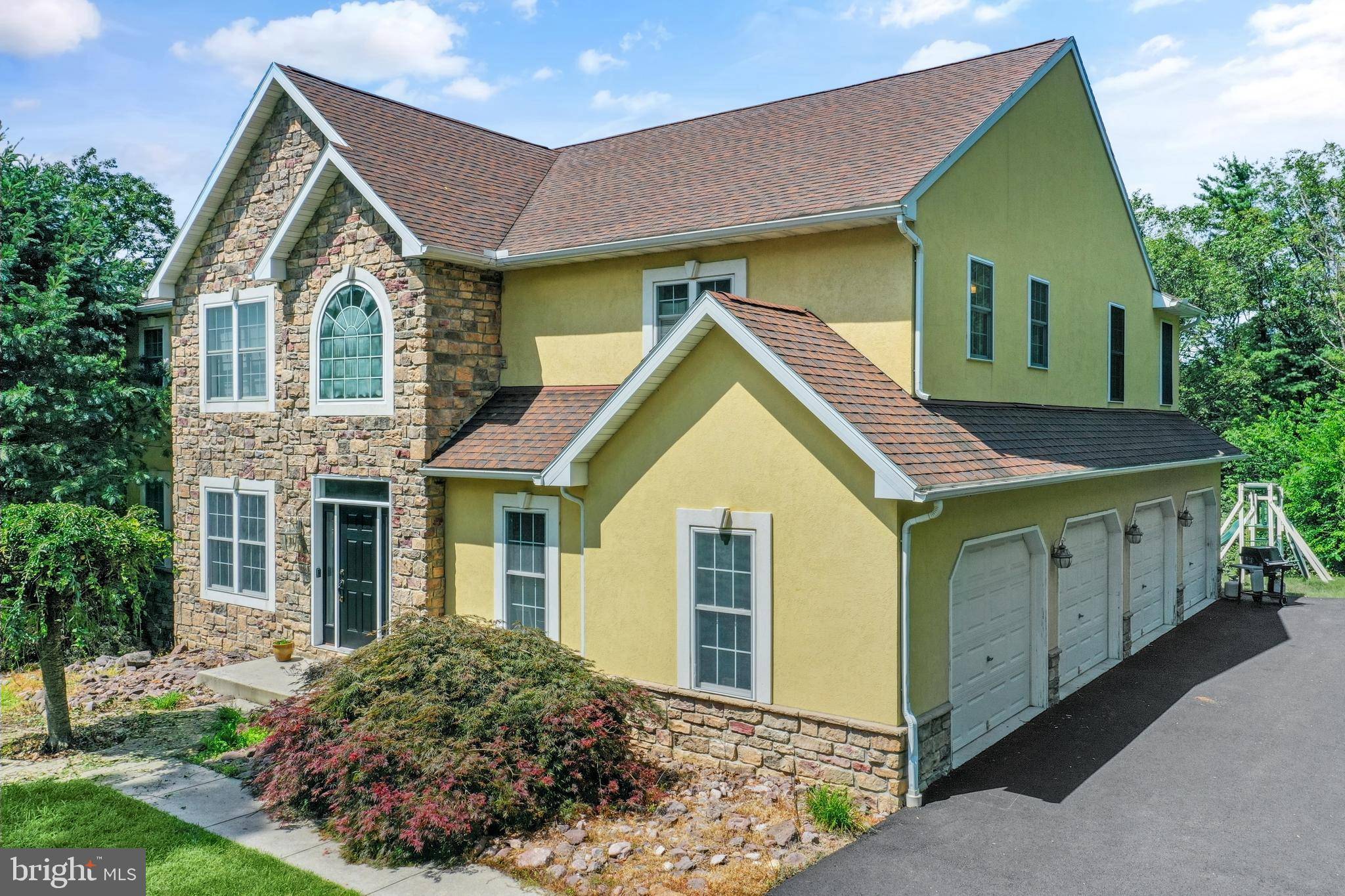 Mohnton, PA 19540,2 FOREST RD