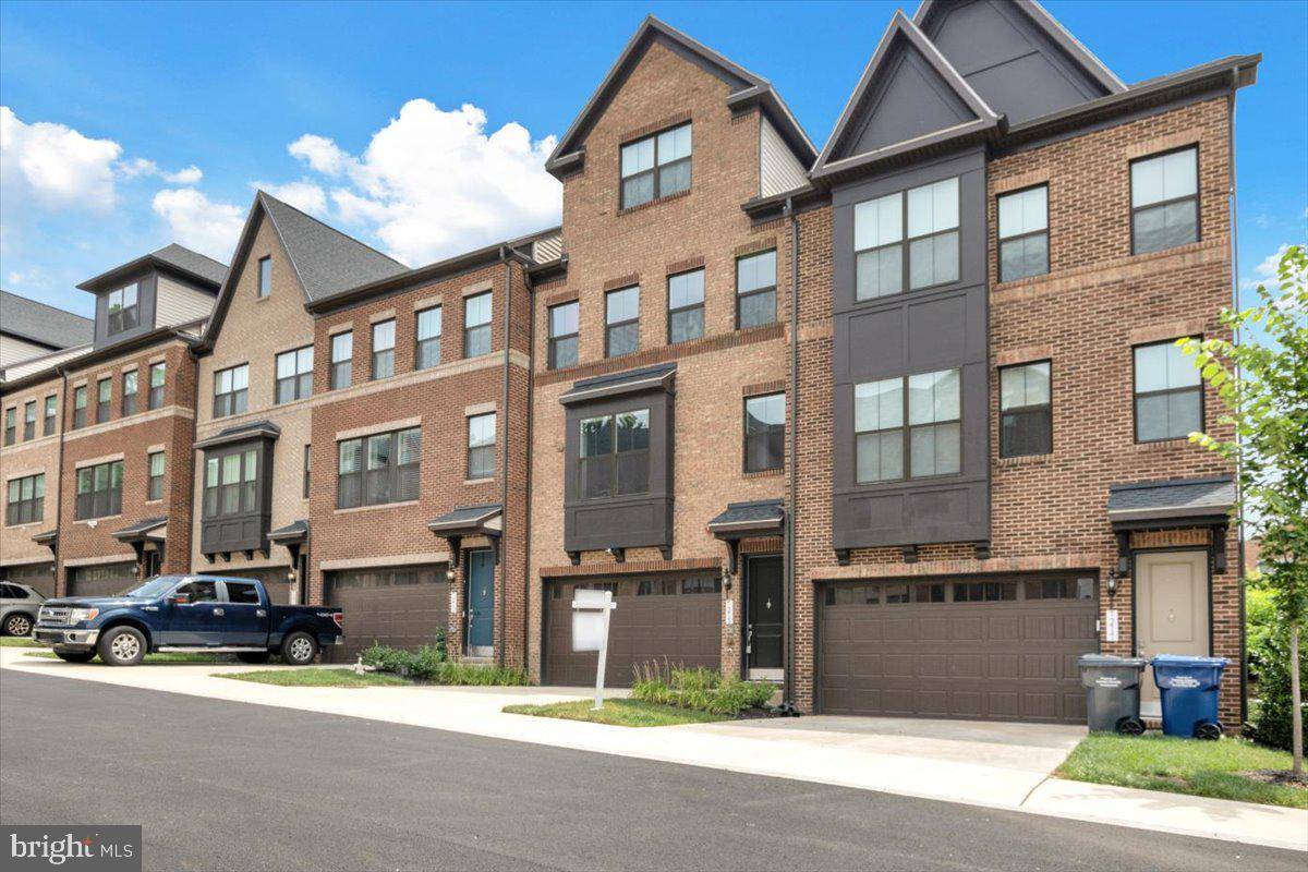 Alexandria, VA 22306,7215 MOUNTAINEER DR