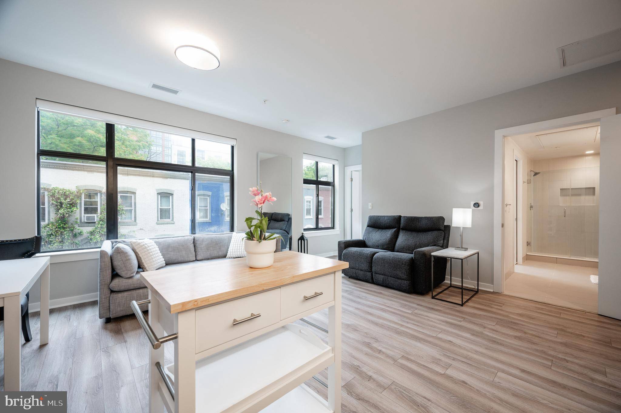 Washington, DC 20002,911 2ND ST NE #204