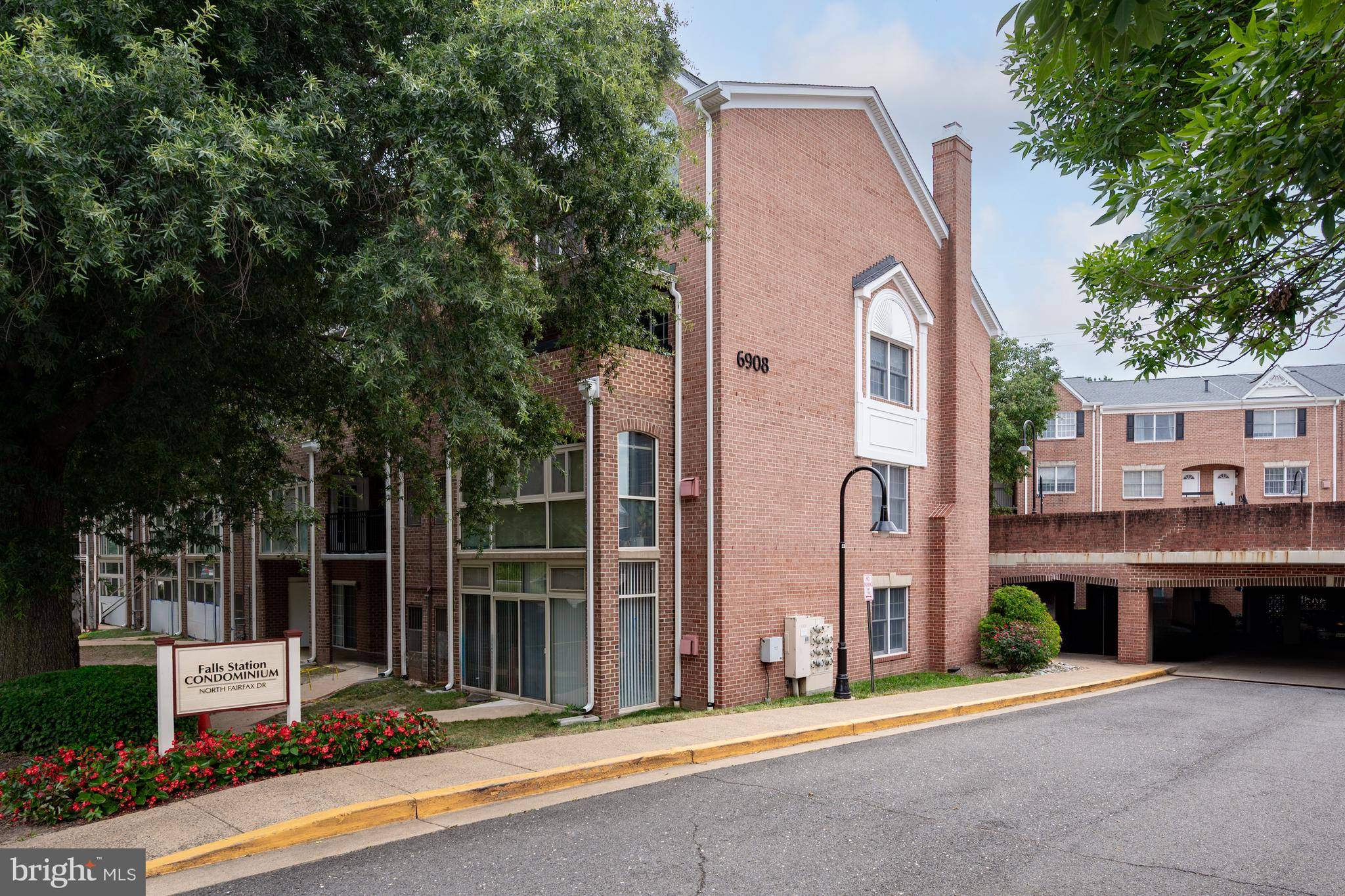 Arlington, VA 22213,6908 FAIRFAX DR #112