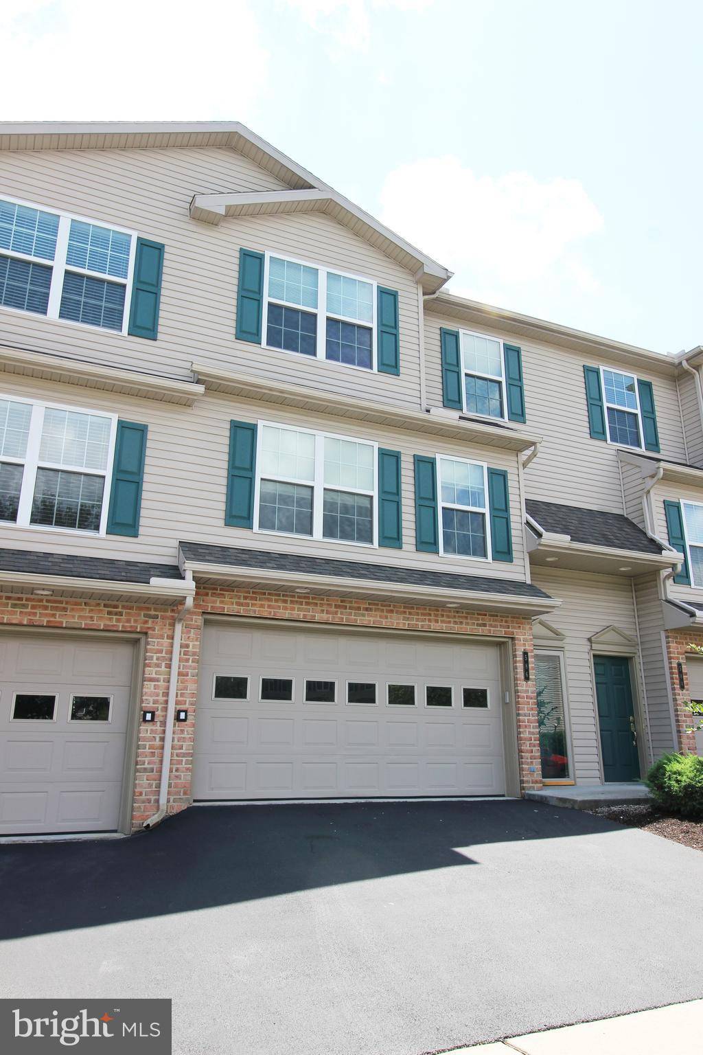 Mechanicsburg, PA 17055,586 MEADOW CROFT CIR