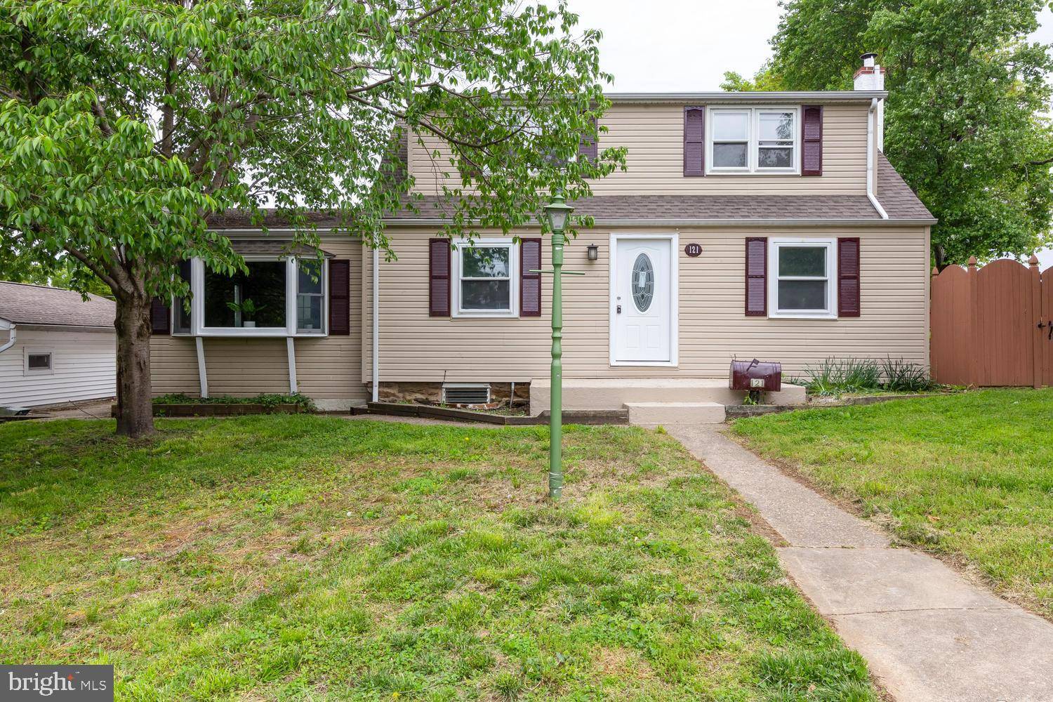 Aston, PA 19014,121 MILDRED LN