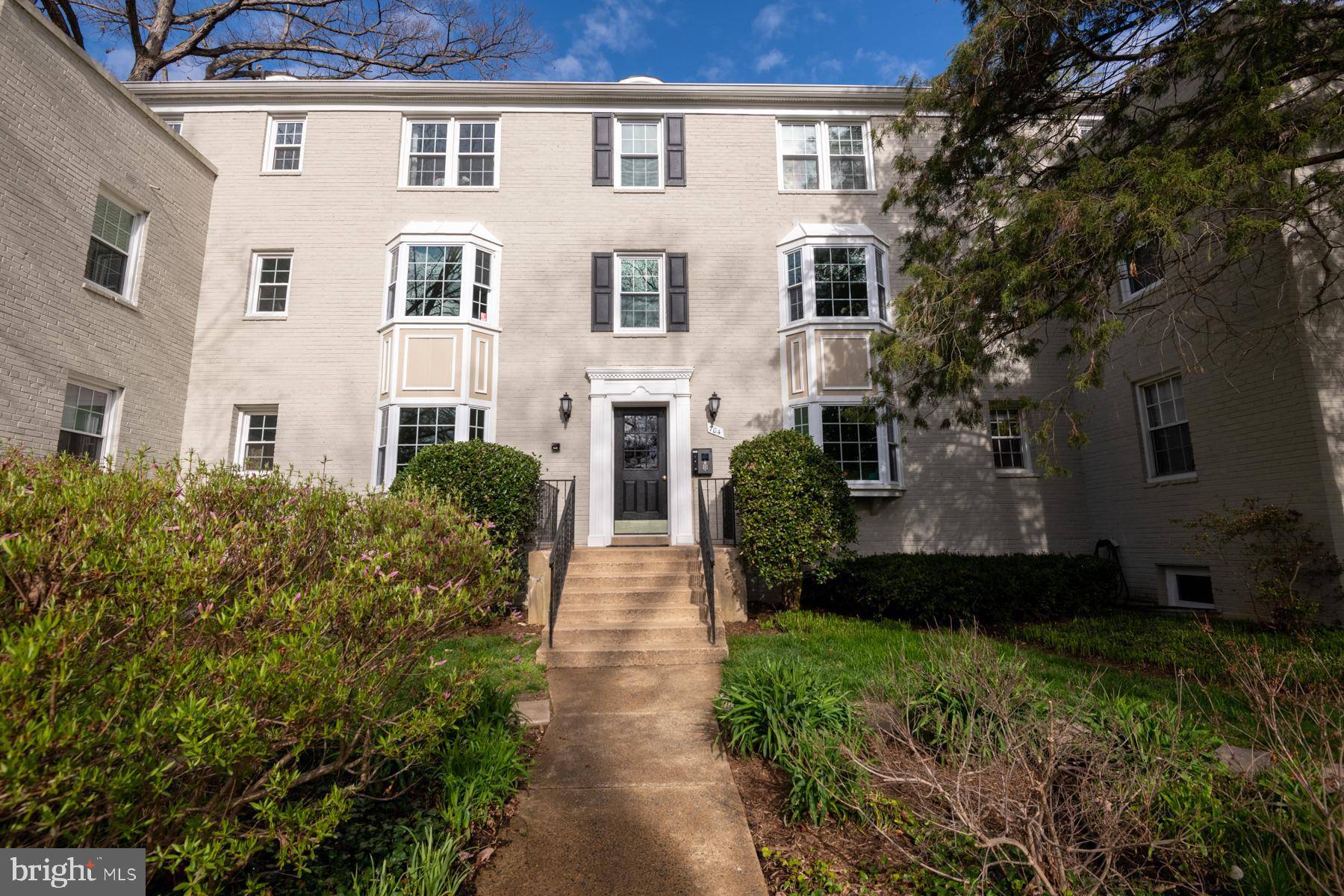 Arlington, VA 22204,704 S ARLINGTON MILL DR #302