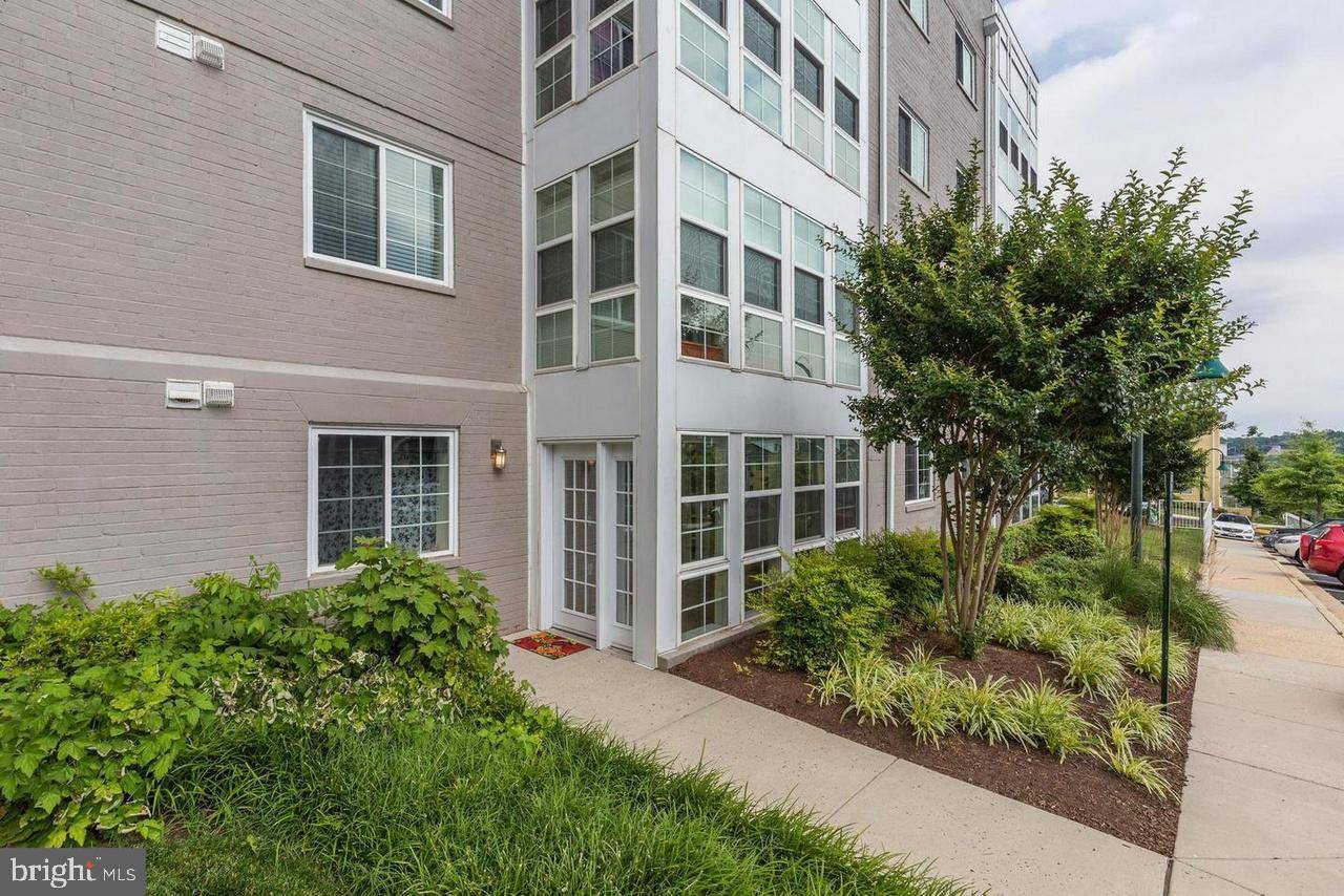 Arlington, VA 22204,4139 S FOUR MILE RUN DR #103