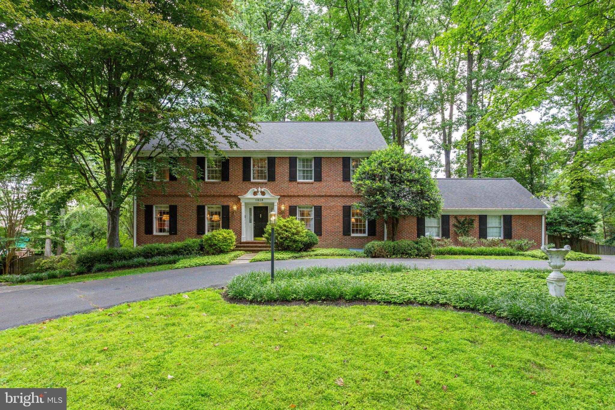 Mclean, VA 22102,1213 DAVISWOOD DR