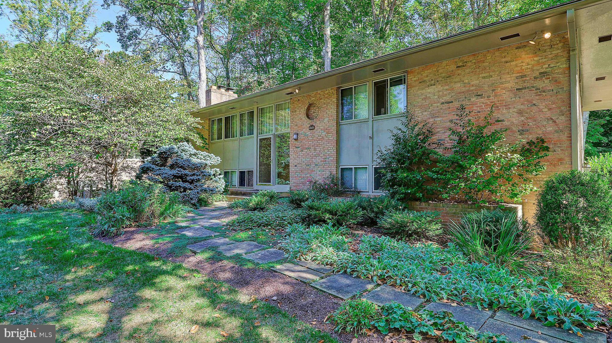 Mclean, VA 22101,1515 CRESTWOOD LN