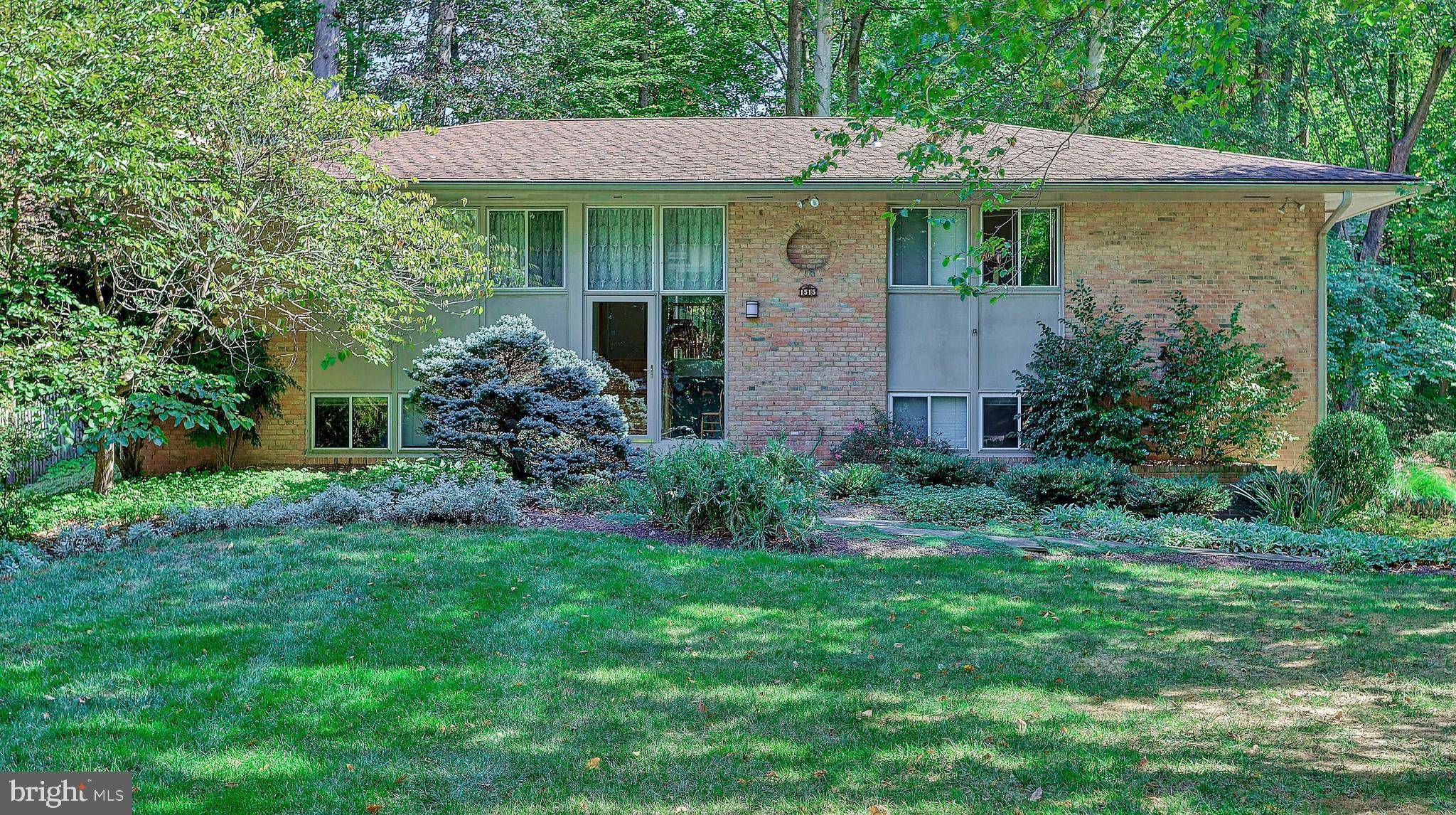 Mclean, VA 22101,1515 CRESTWOOD LN