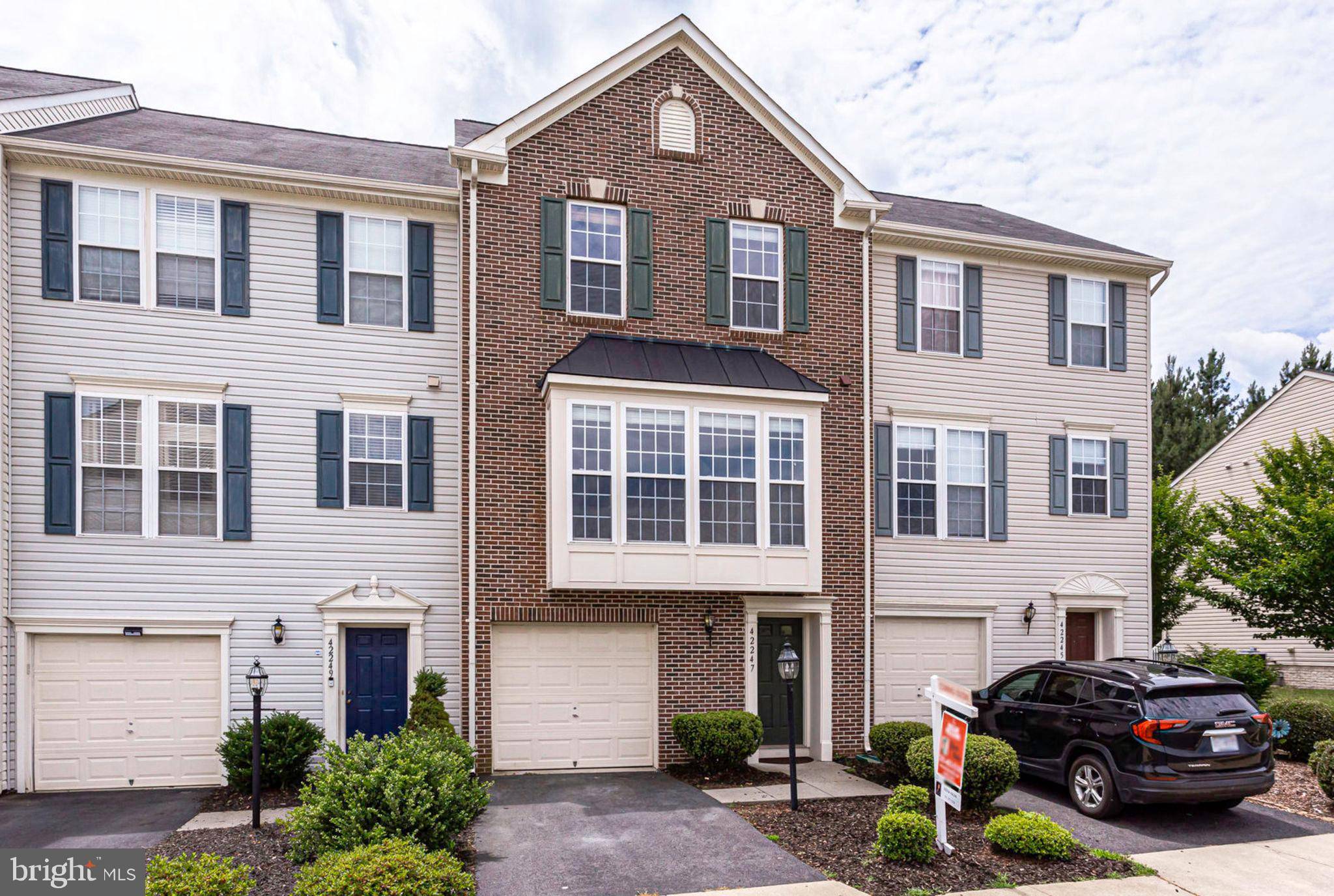 Chantilly, VA 20152,42247 ST HUBERTS PL