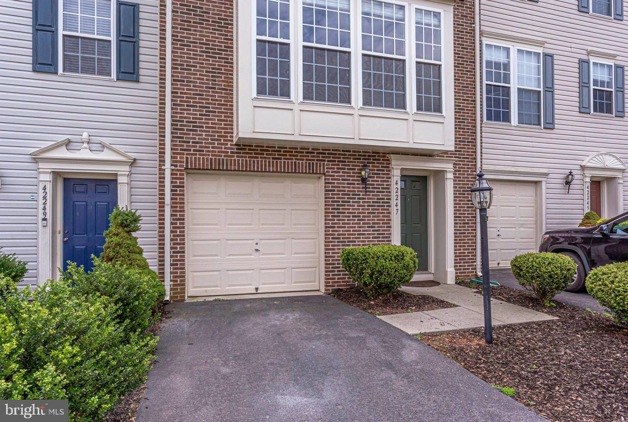 Chantilly, VA 20152,42247 ST HUBERTS PL