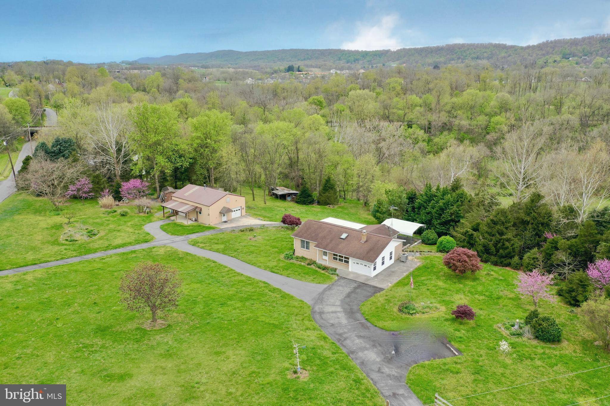 Hedgesville, WV 25427,1043 RIDGE RD N