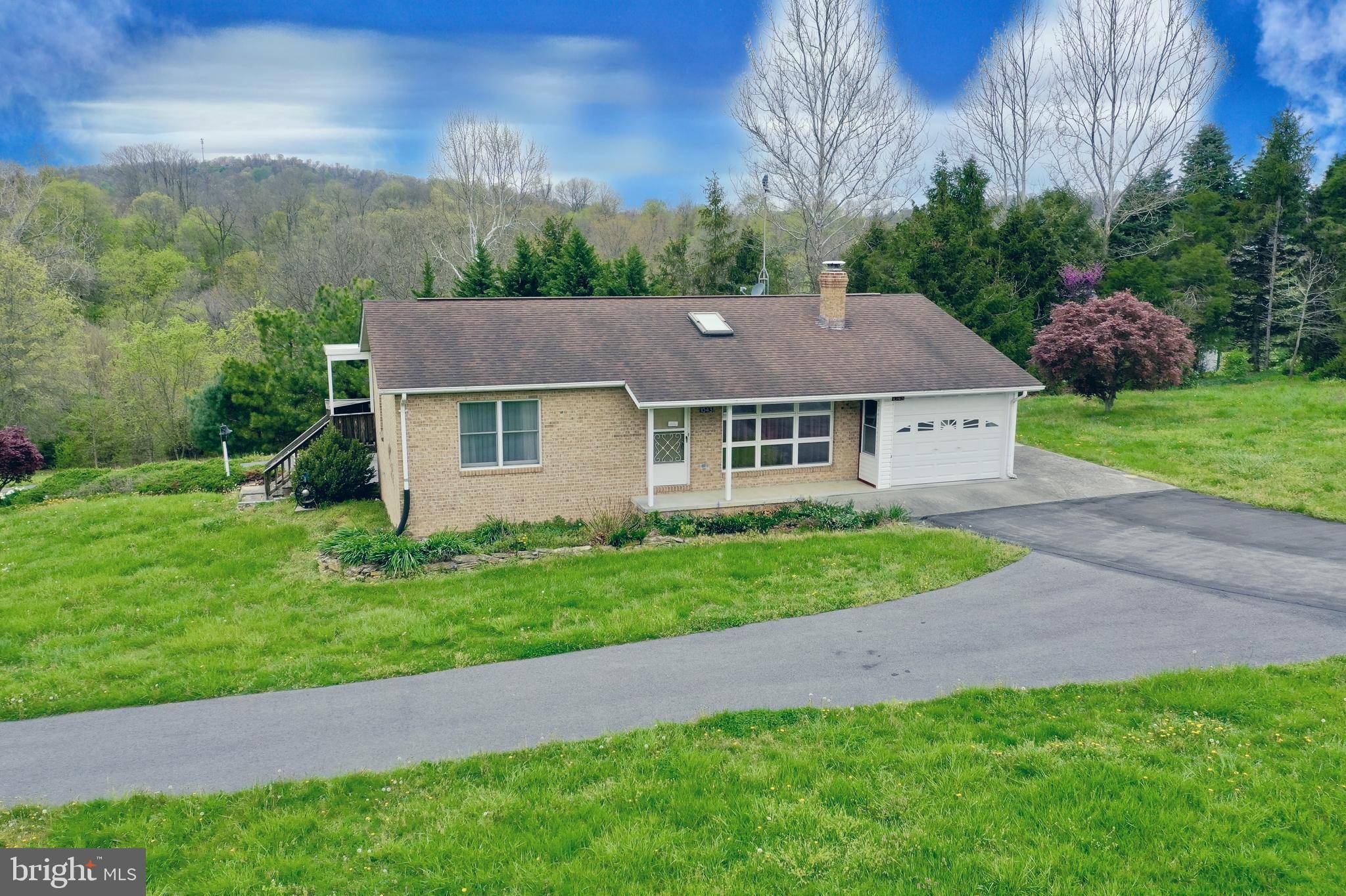 Hedgesville, WV 25427,1043 RIDGE RD N