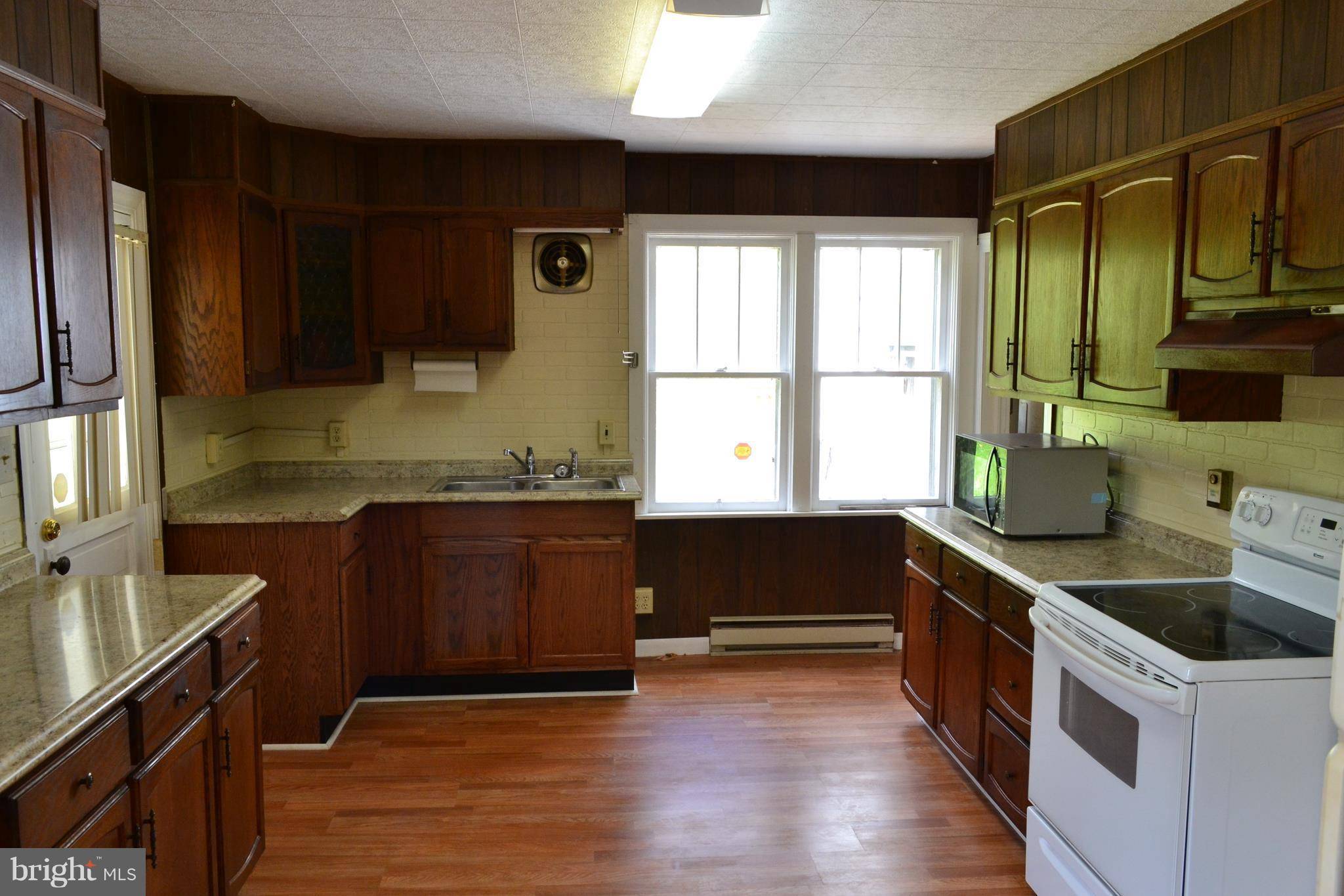 Mathias, WV 26812,913 MAY LN