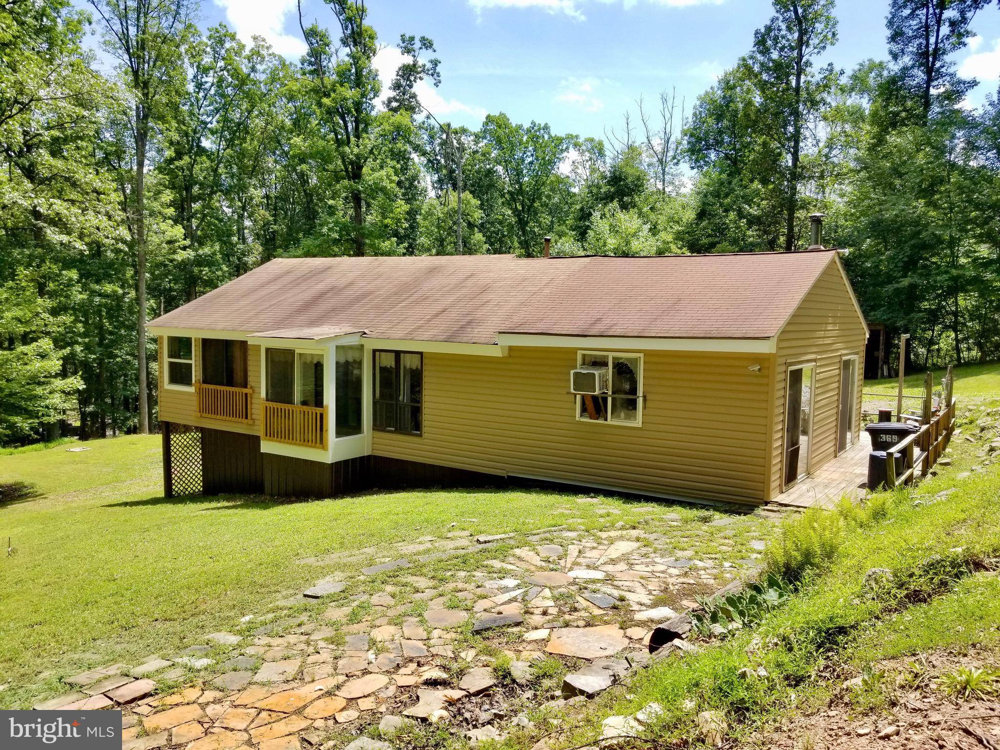 Hedgesville, WV 25427,369 FEATHERBED LN