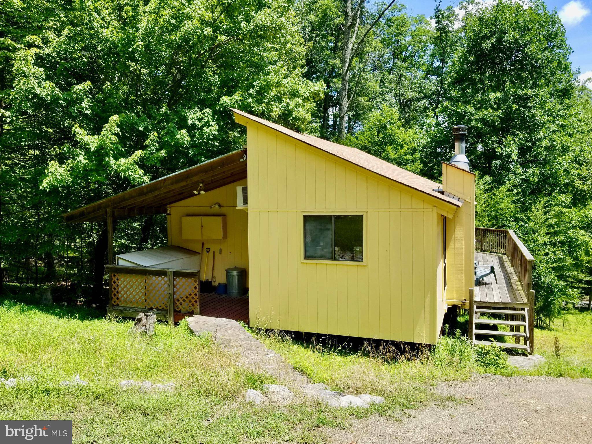 Hedgesville, WV 25427,583 FEATHERBED LN