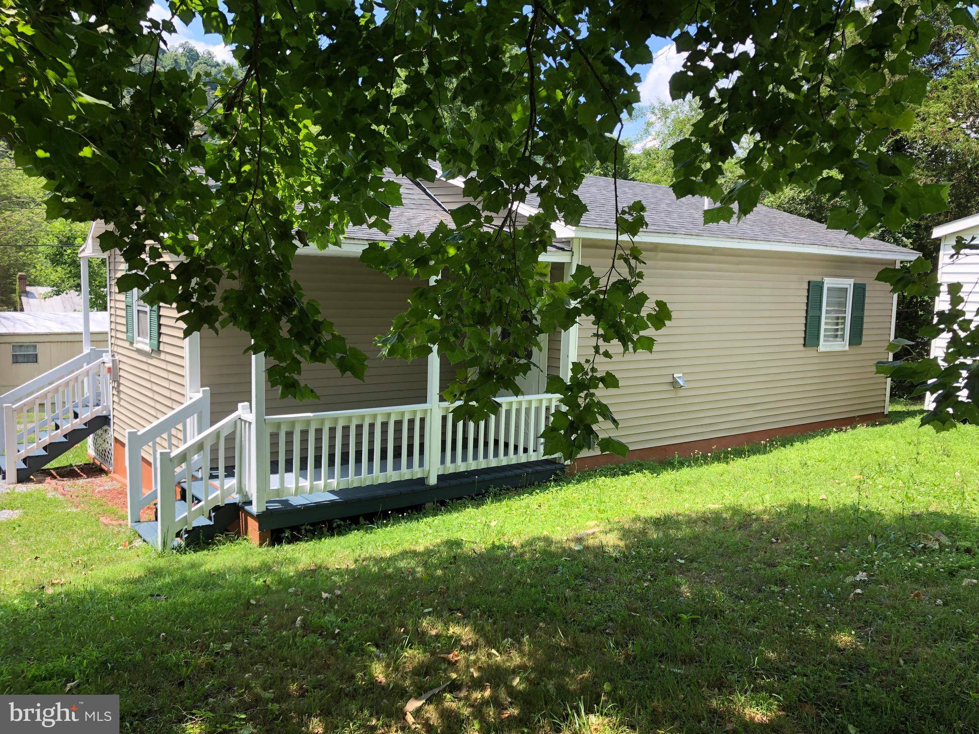 Berkeley Springs, WV 25411,18 EISENHOWER ST