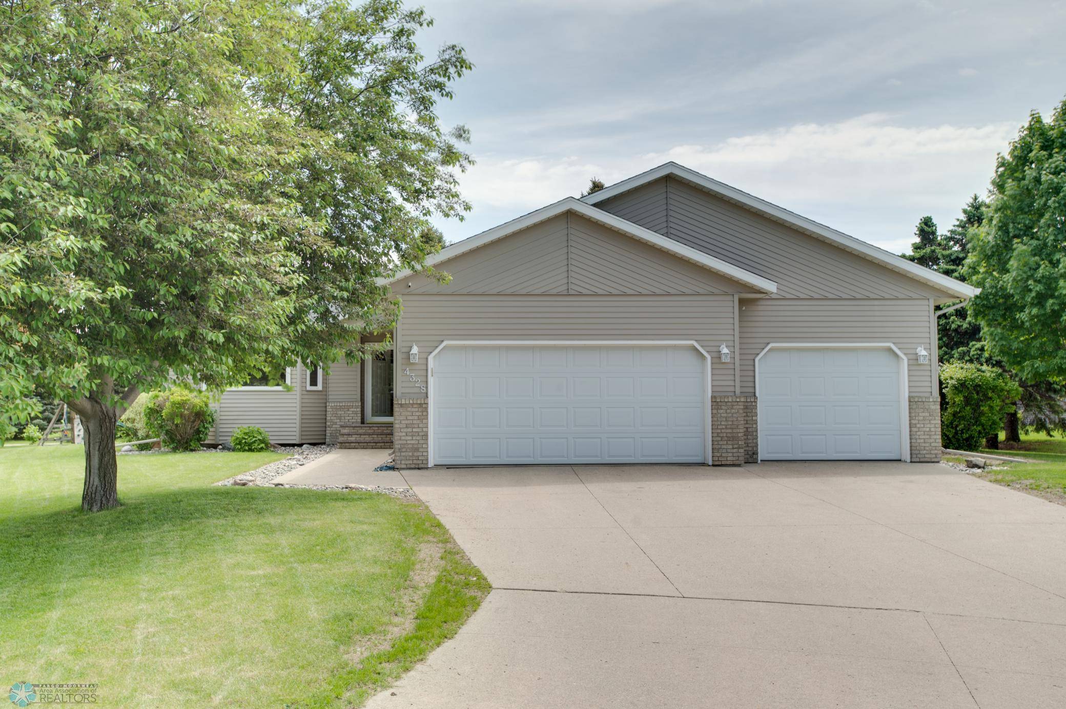 Moorhead, MN 56560,4328 Rivershore DR