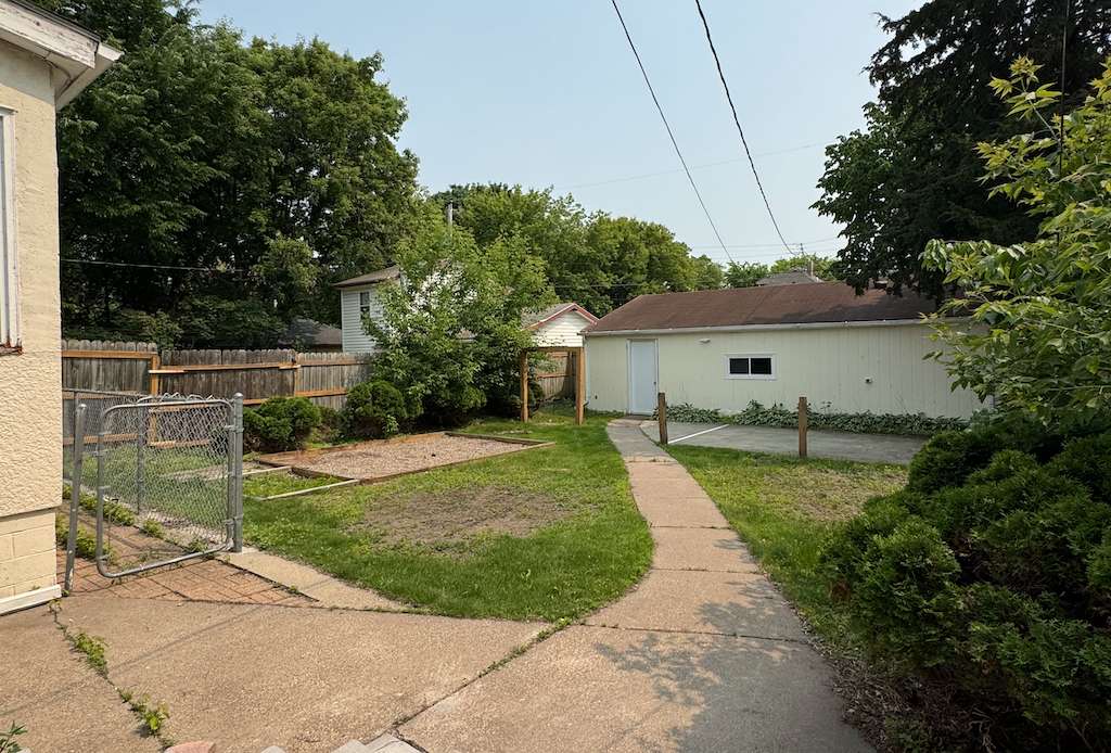 Saint Paul, MN 55104,1002 Marshall AVE