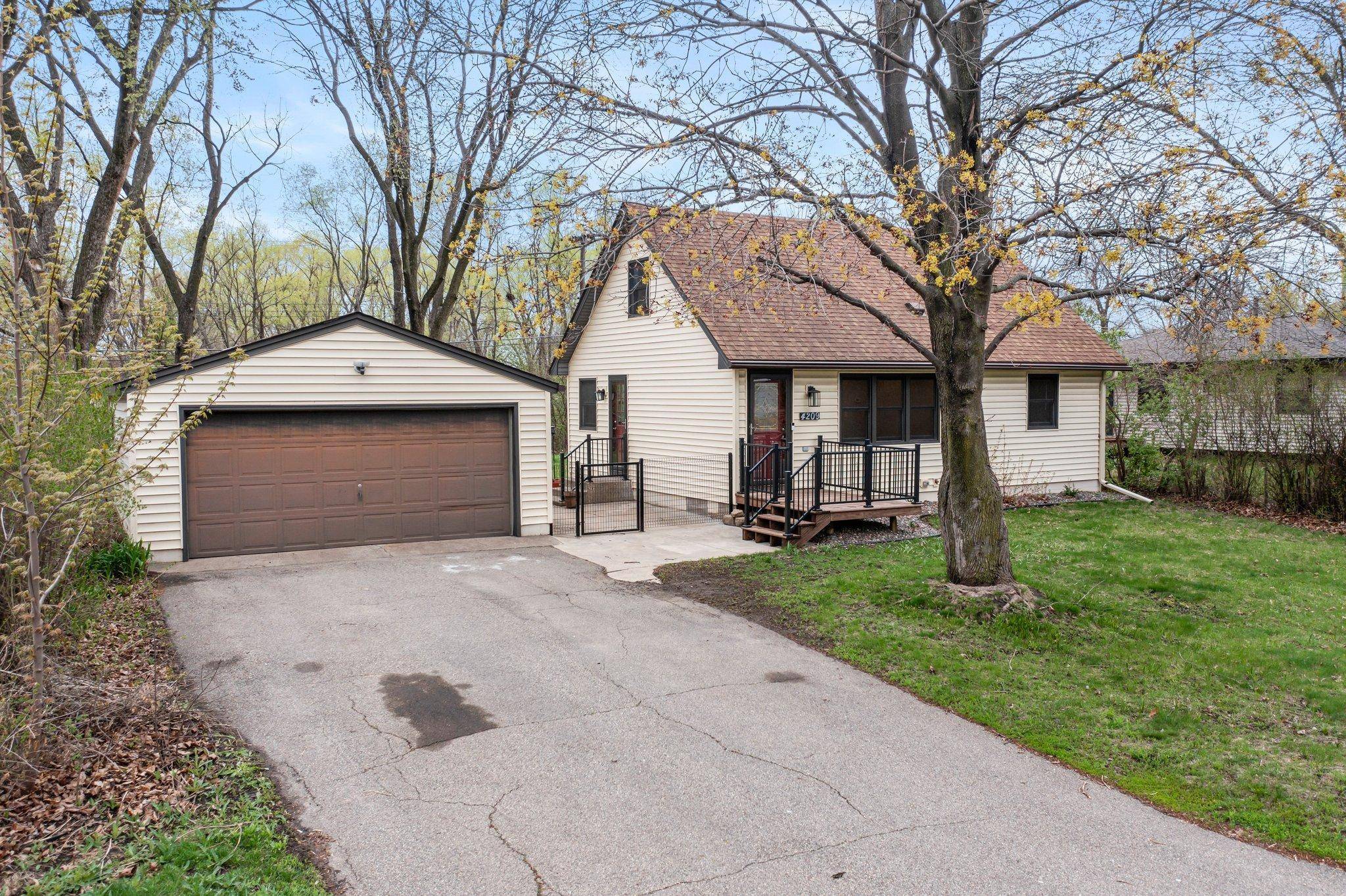 Eagan, MN 55122,4209 Diamond DR