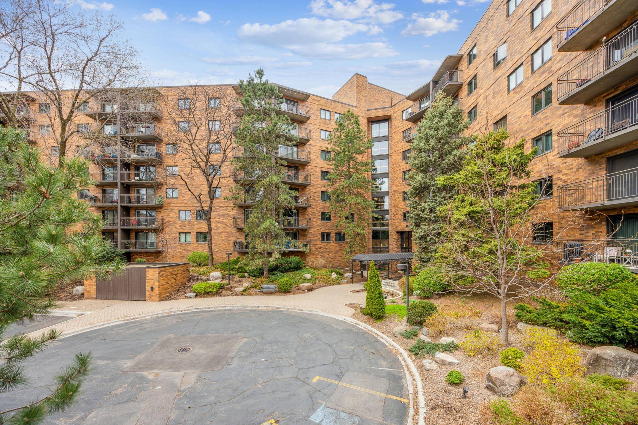 Minneapolis, MN 55403,210 Grant ST