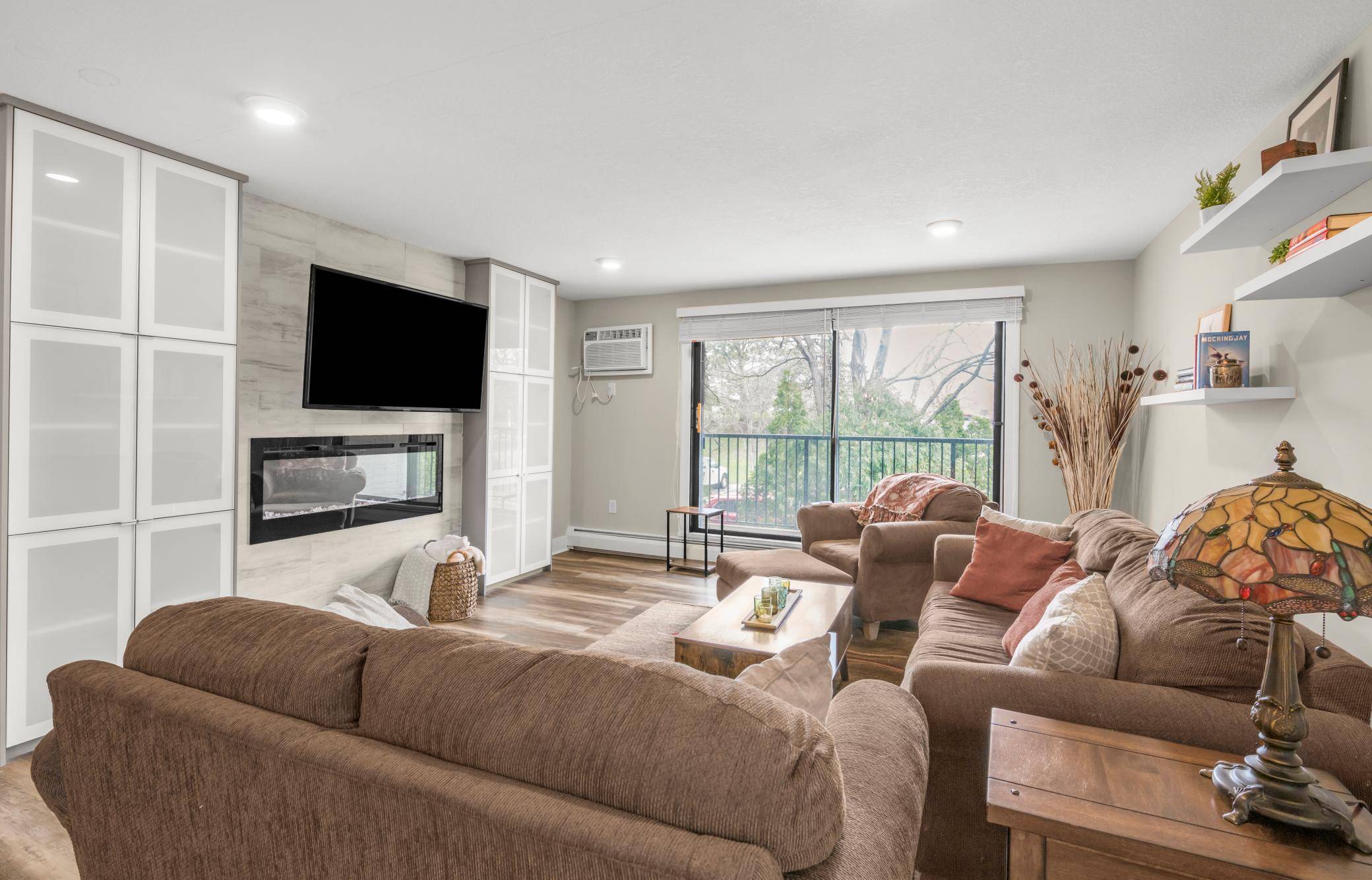 Minnetonka, MN 55305,10401 Cedar Lake RD