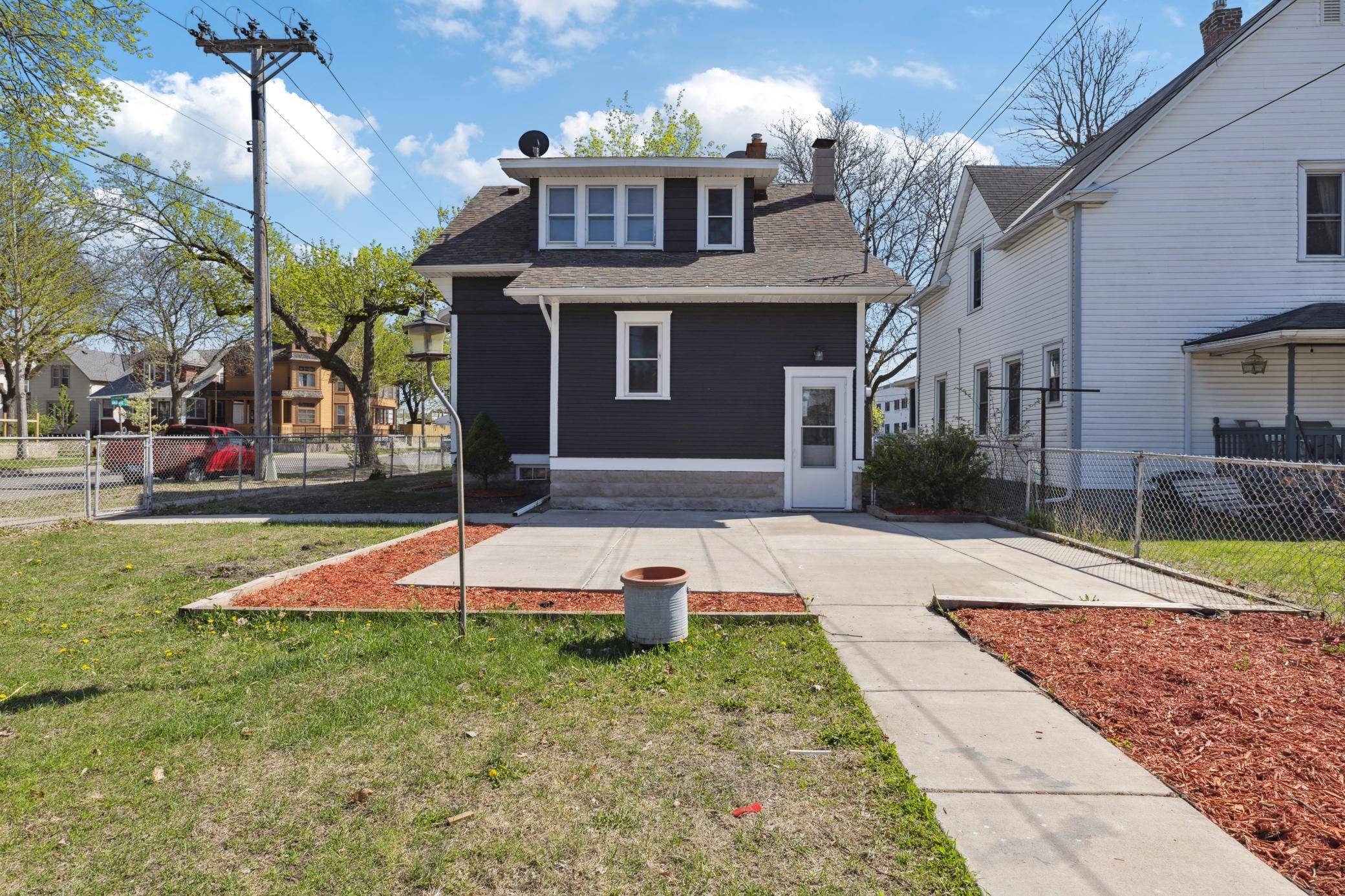 Saint Paul, MN 55104,983 Sherburne AVE