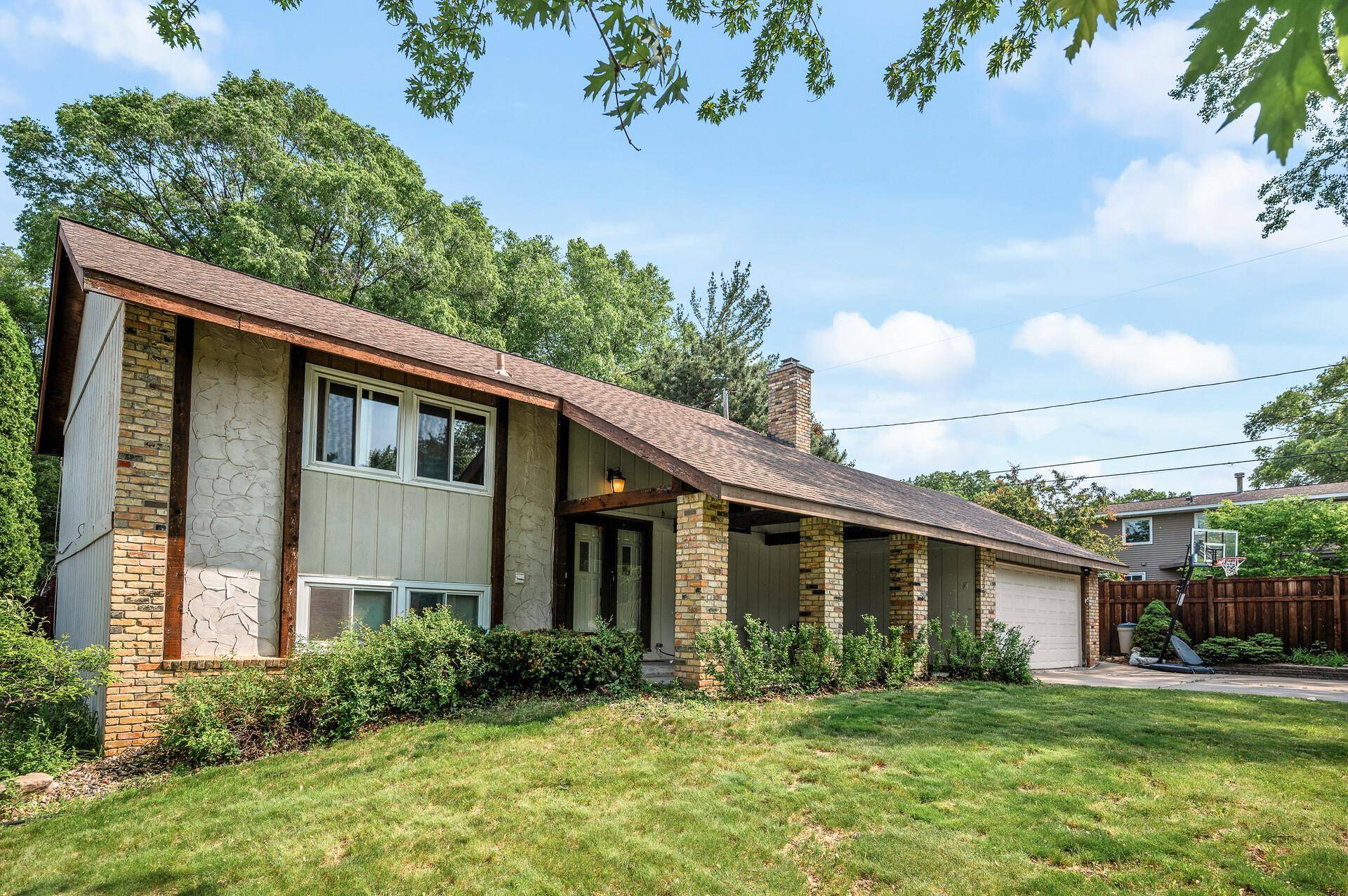 Minneapolis, MN 55432,1653 Briardale RD NE