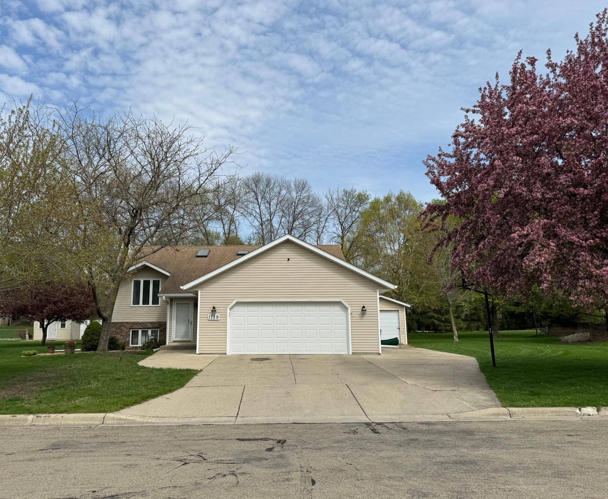 Owatonna, MN 55060,1729 Greenwood PL