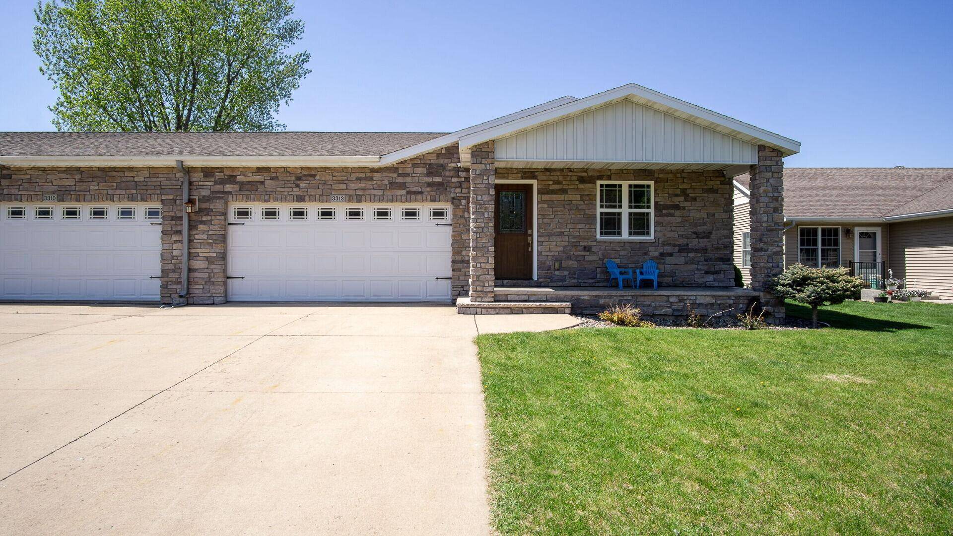 Eau Claire, WI 54703,3312 White Oak LN