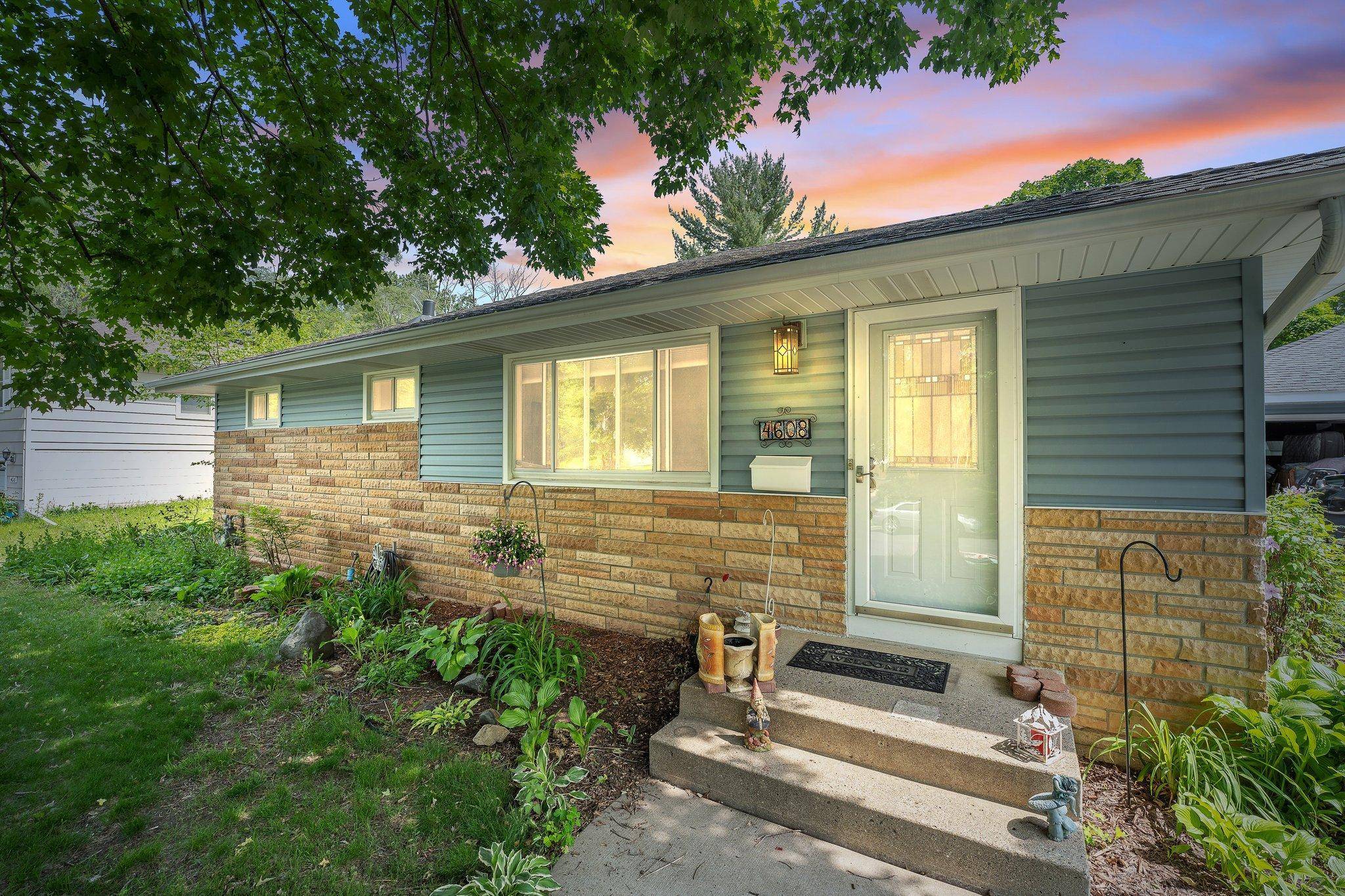 Minneapolis, MN 55437,4608 Oxborough LN