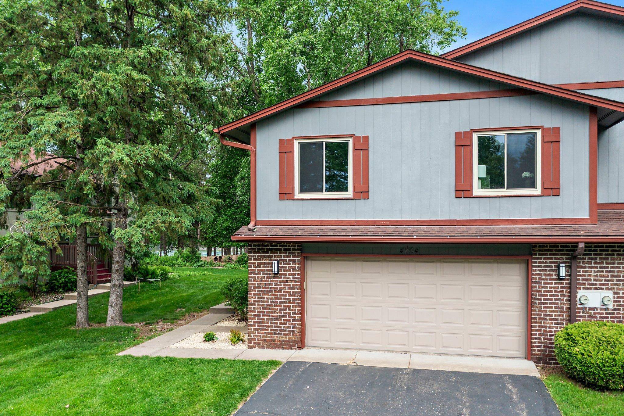 Saint Paul, MN 55127,4204 Thornhill LN