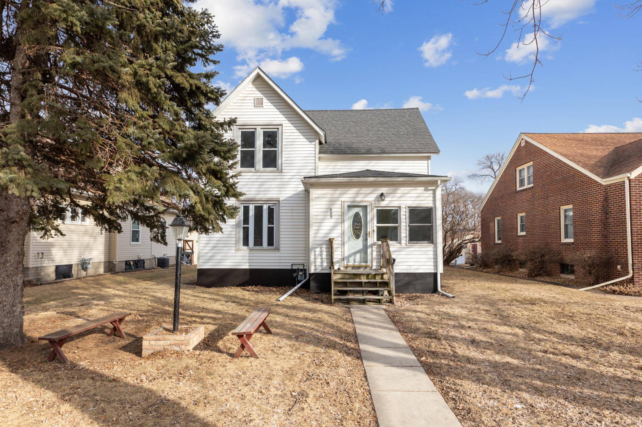 Sleepy Eye, MN 56085,609 2nd AVE NE