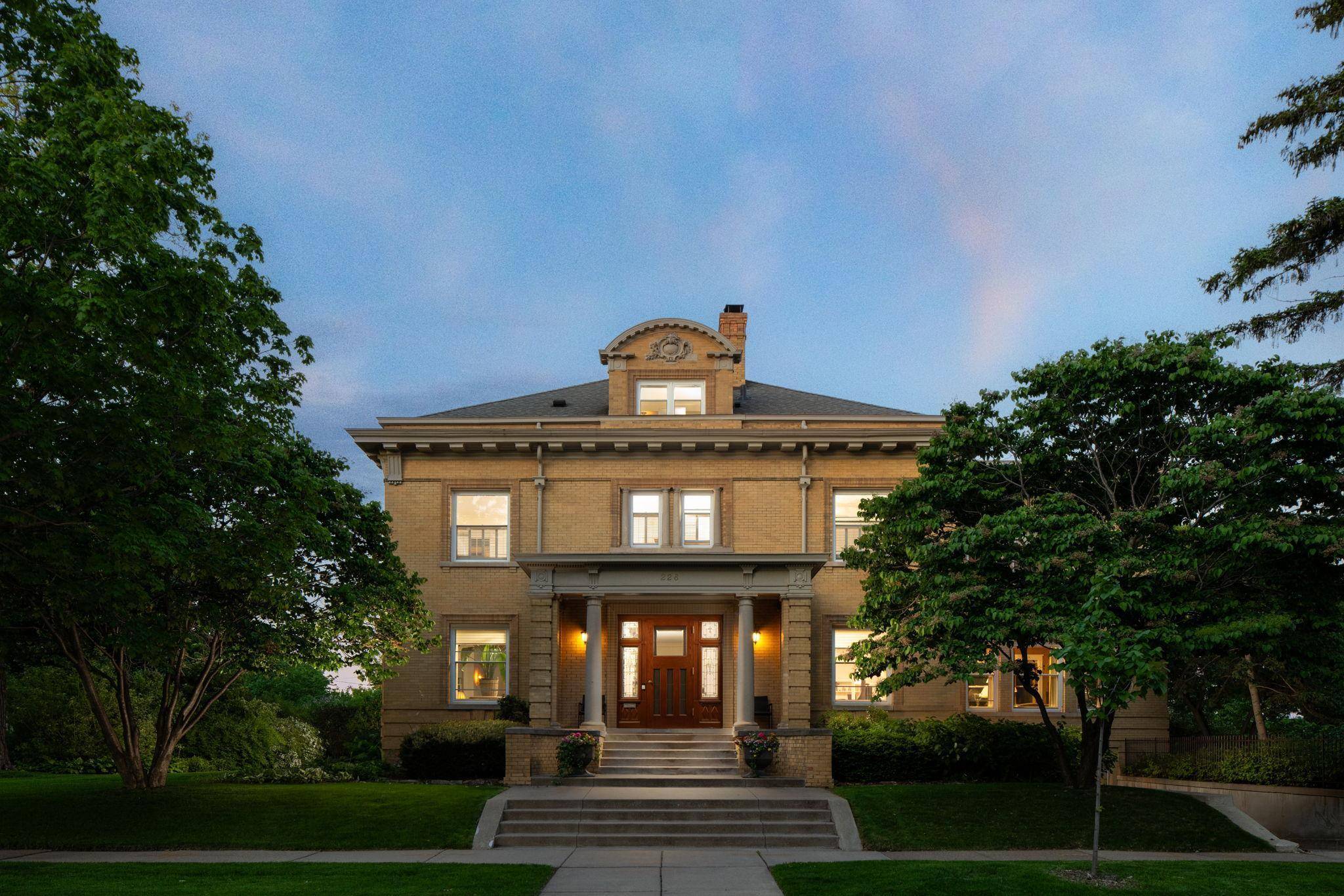 Saint Paul, MN 55105,226 Grotto ST S