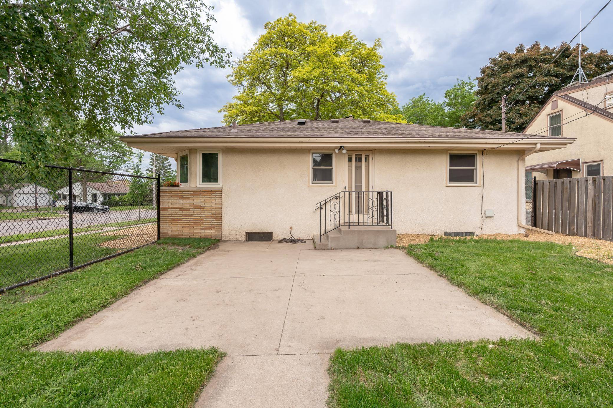 Saint Paul, MN 55117,555 Arlington AVE W
