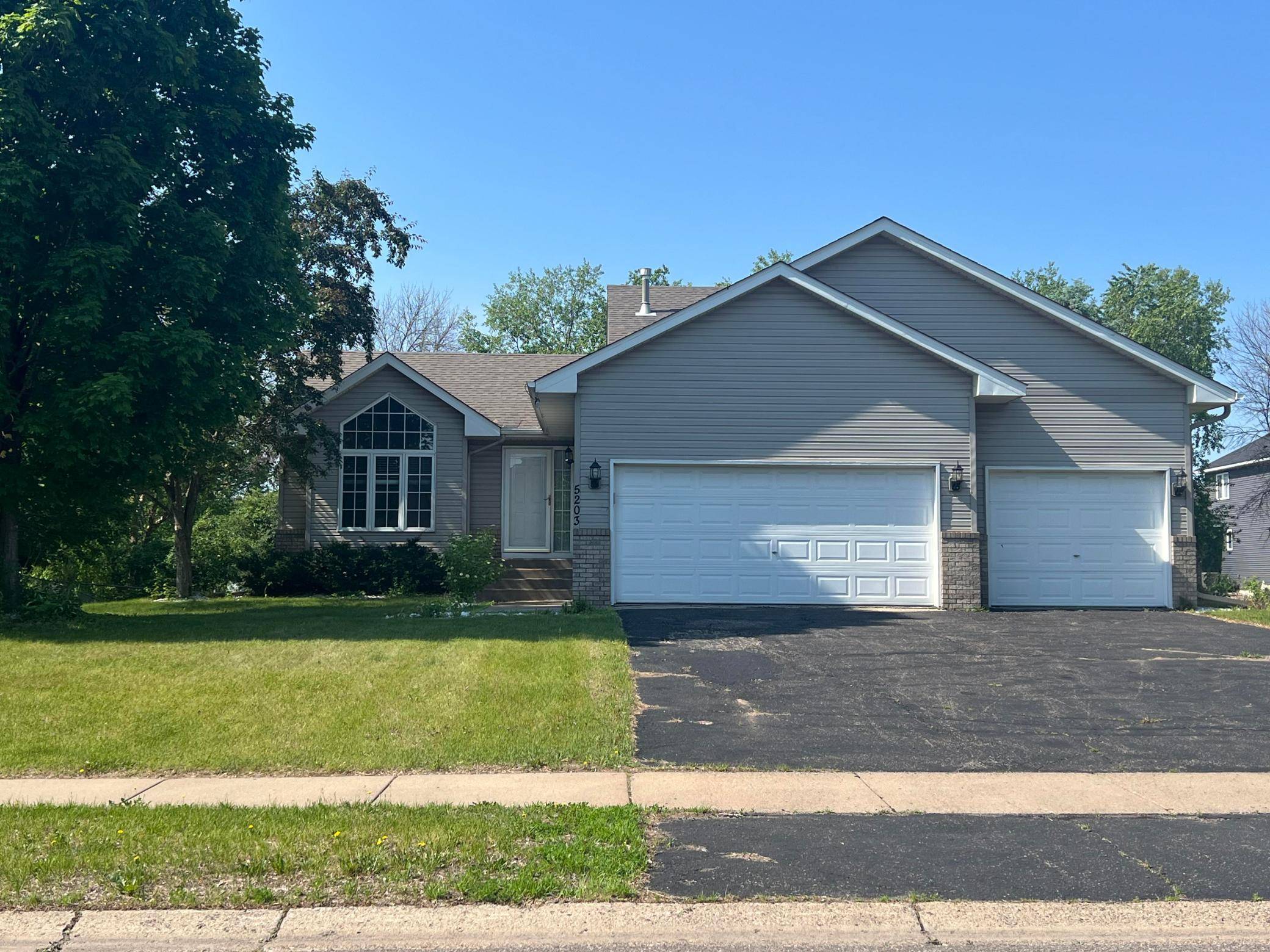 Brooklyn Park, MN 55443,5203 Kings Crossing North