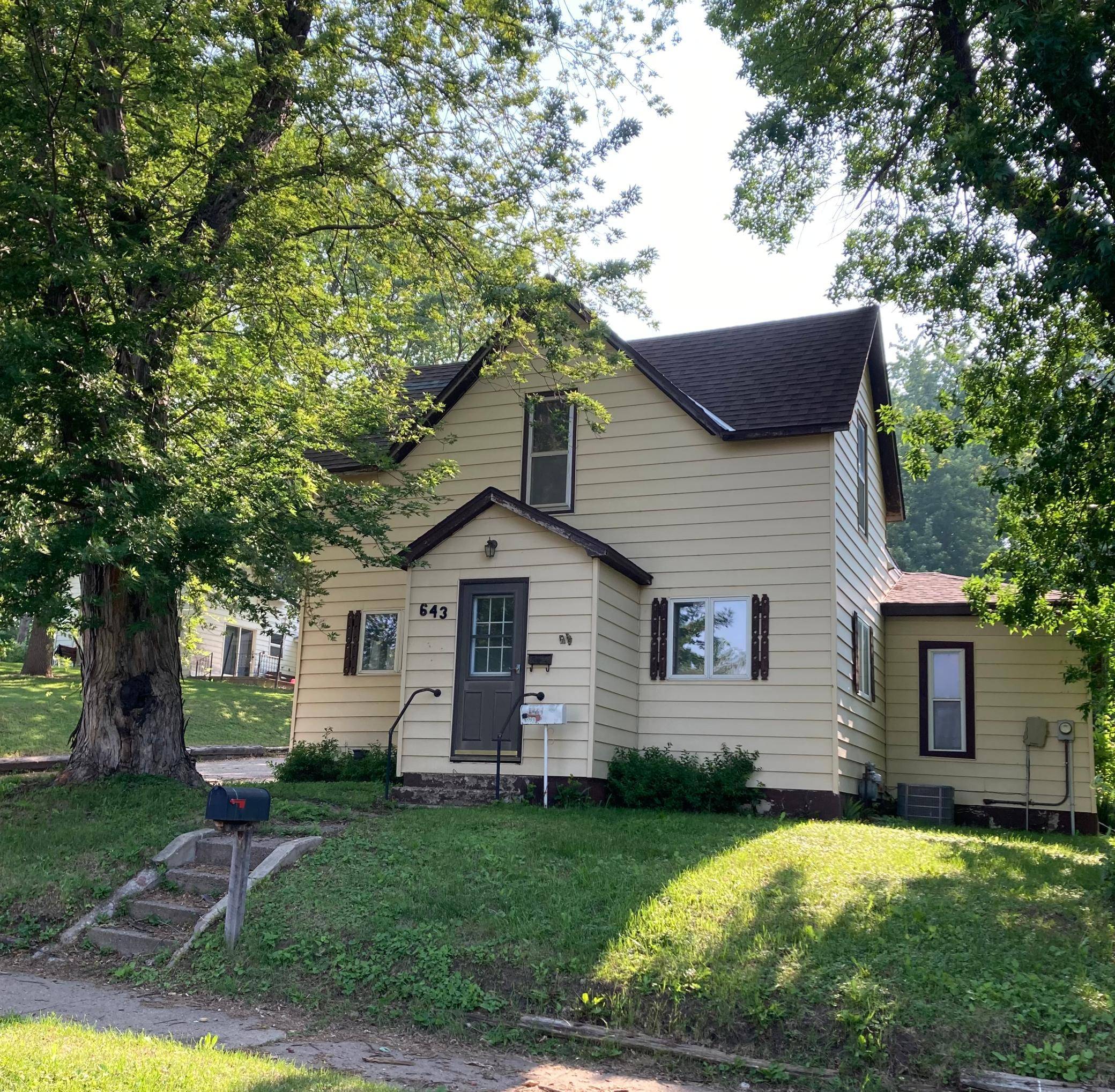 Windom, MN 56101,643 Miller AVE