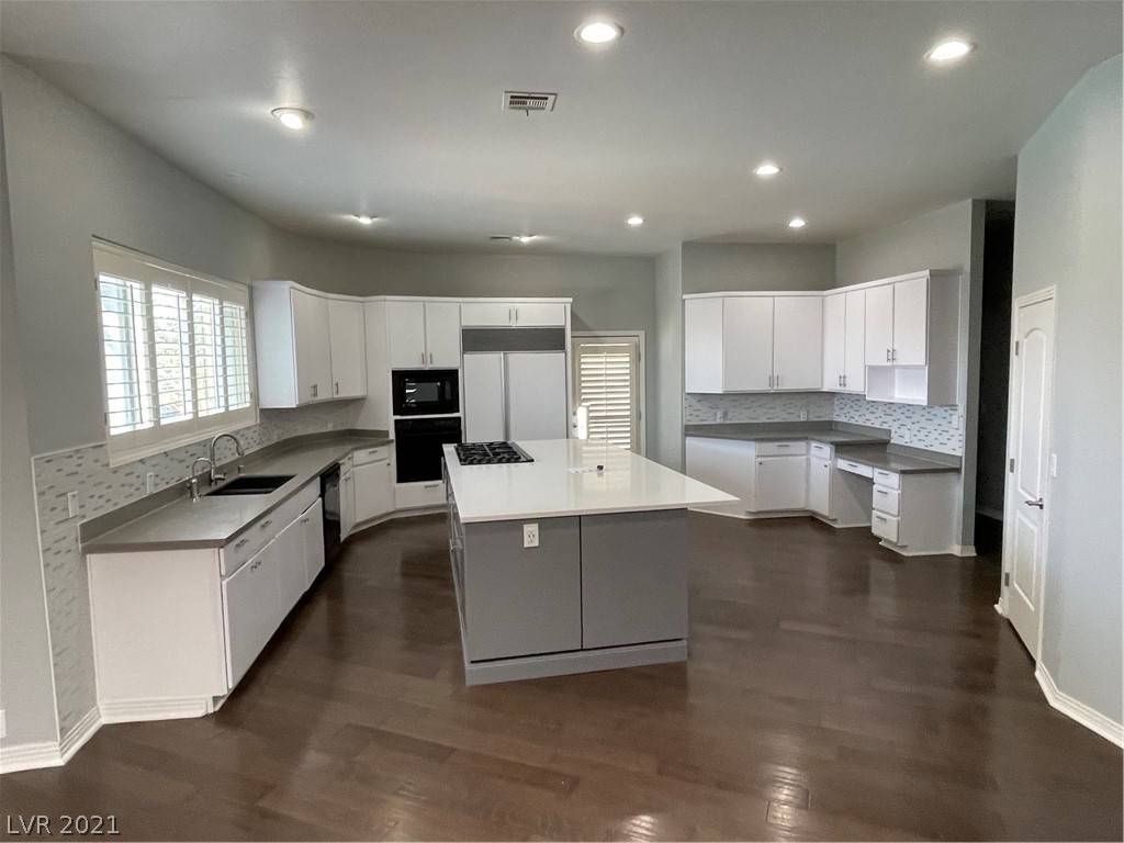 Las Vegas, NV 89117,7231 Birkland CT