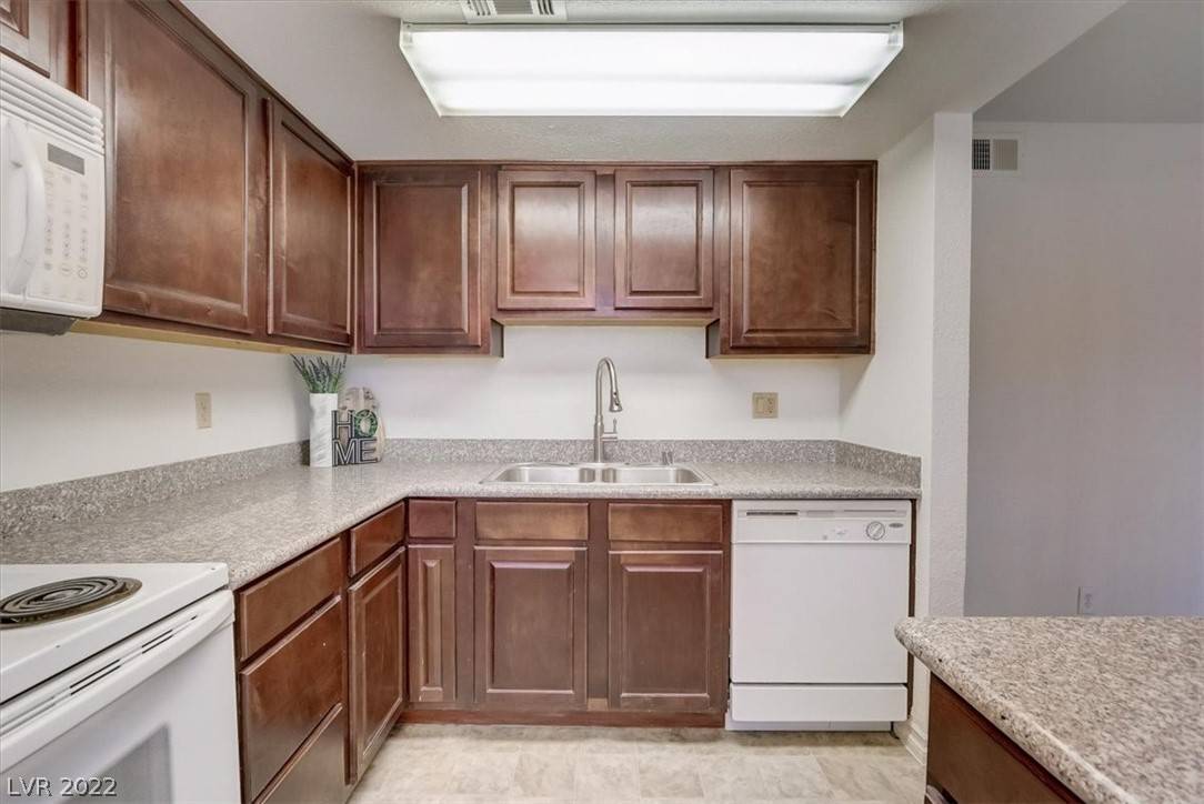 Las Vegas, NV 89103,5206 River Glen DR #253