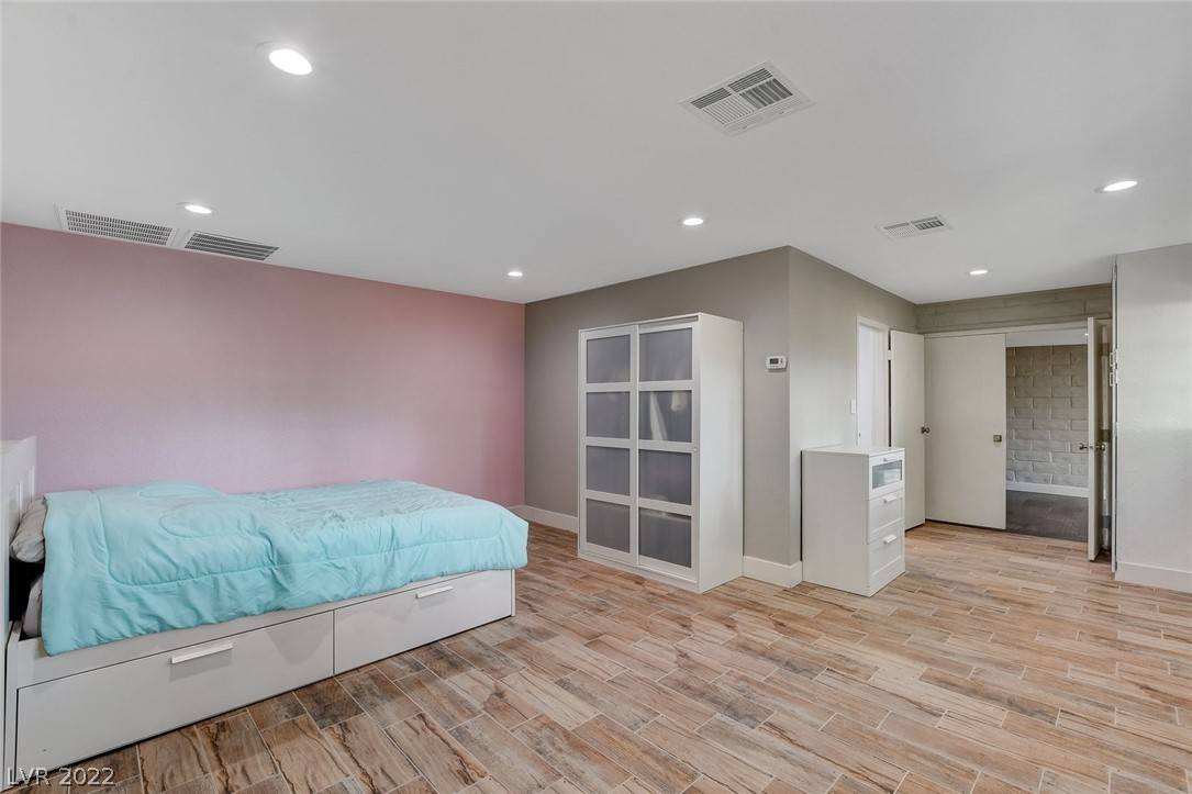 Las Vegas, NV 89108,4012 Vegas DR