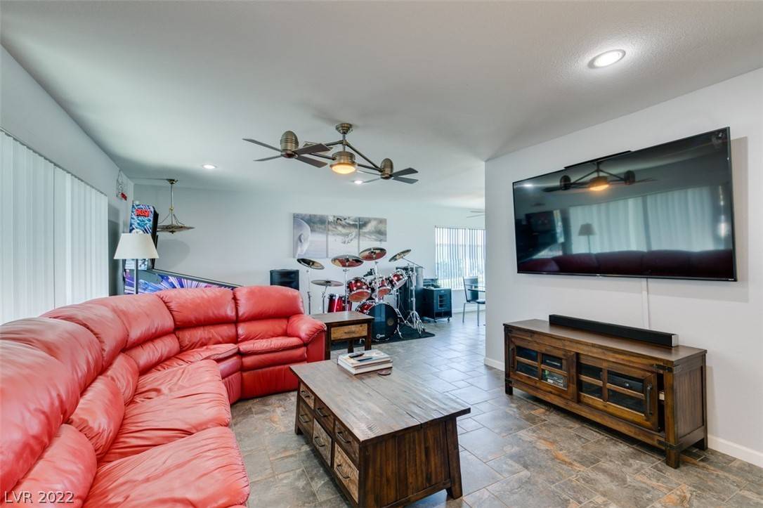 Henderson, NV 89002,523 Oakwood CT