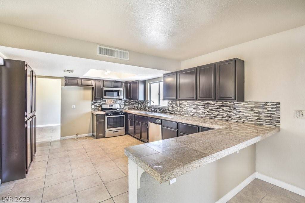 Henderson, NV 89002,533 Oakwood CT