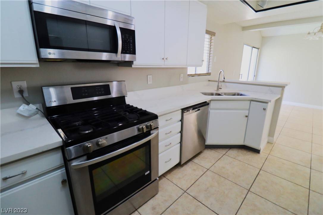 Henderson, NV 89074,117 Blackberry LN