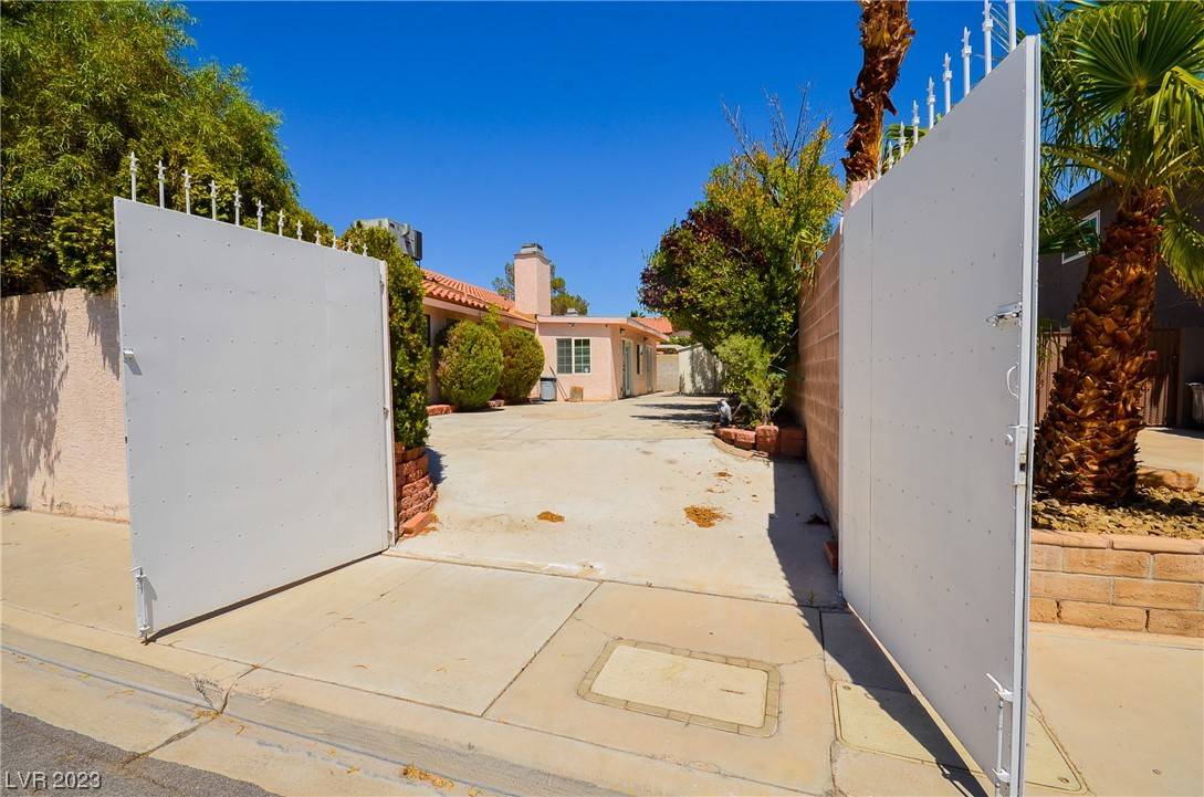 Las Vegas, NV 89103,5733 Charles Holden CT