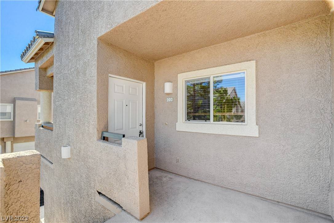 Las Vegas, NV 89117,2001 Turquoise Ridge ST #202