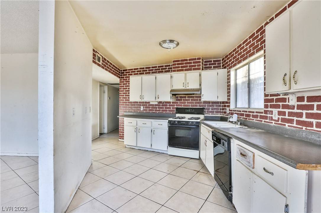 Las Vegas, NV 89103,6489 Bugbee AVE