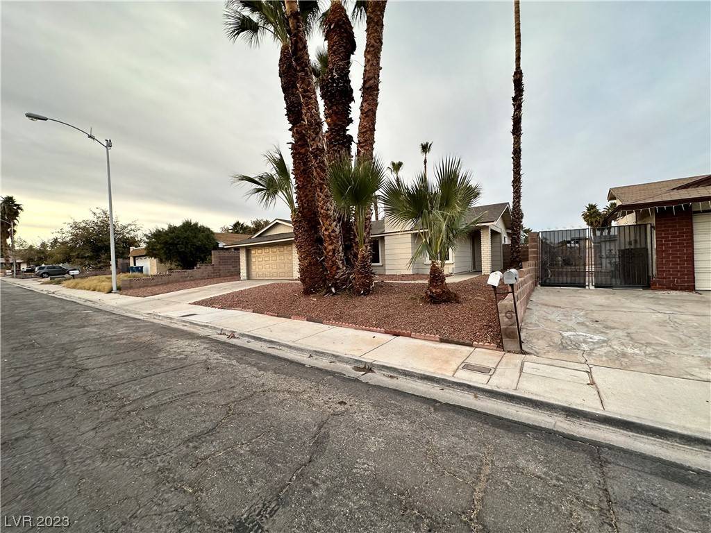 Las Vegas, NV 89121,4358 Lariat DR