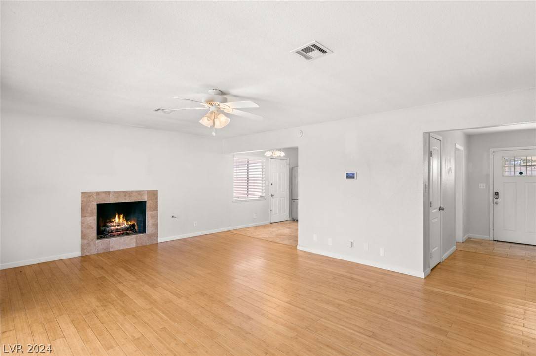 Las Vegas, NV 89146,5136 Mountain View DR